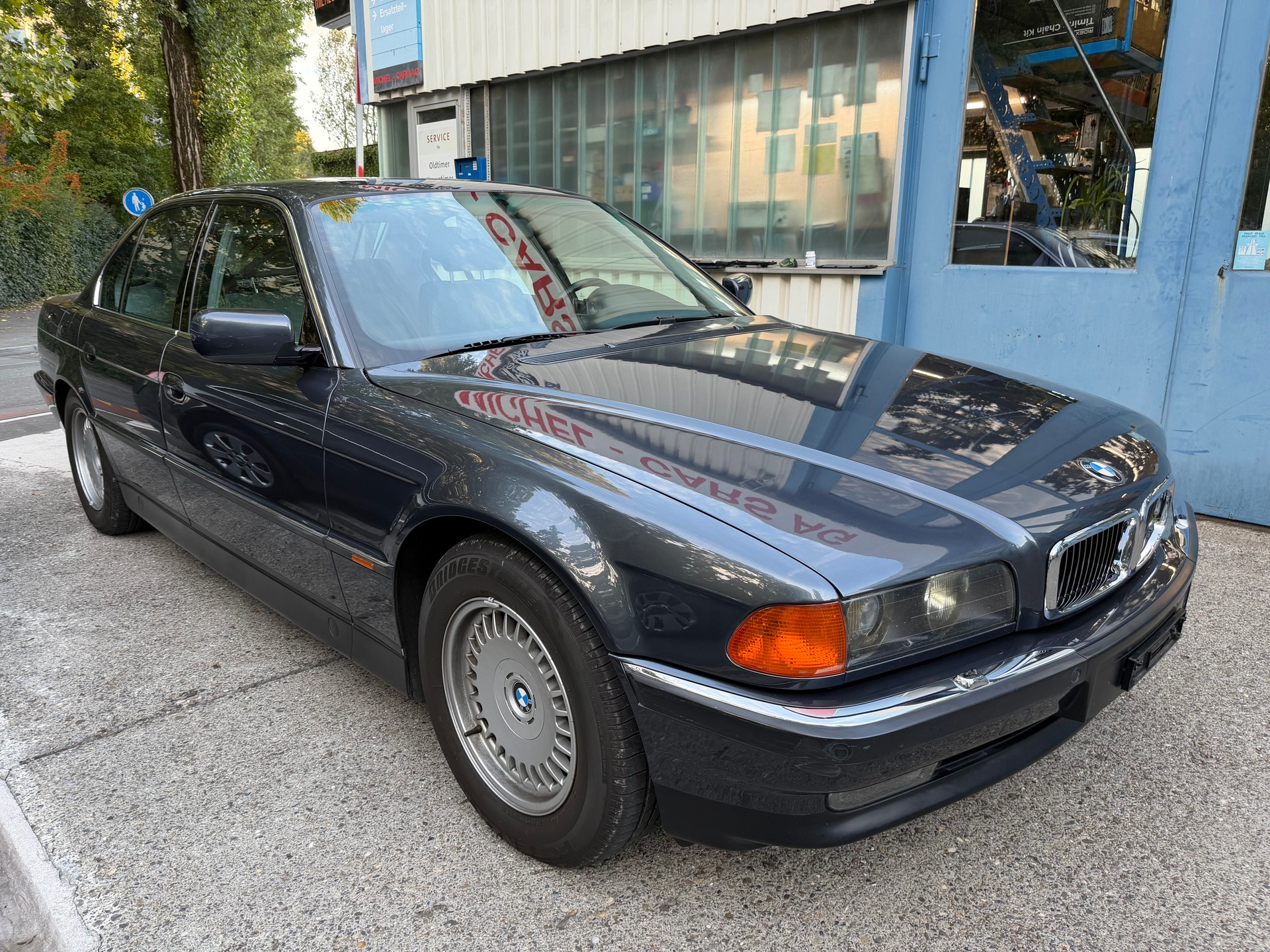 BMW 750i-image-1