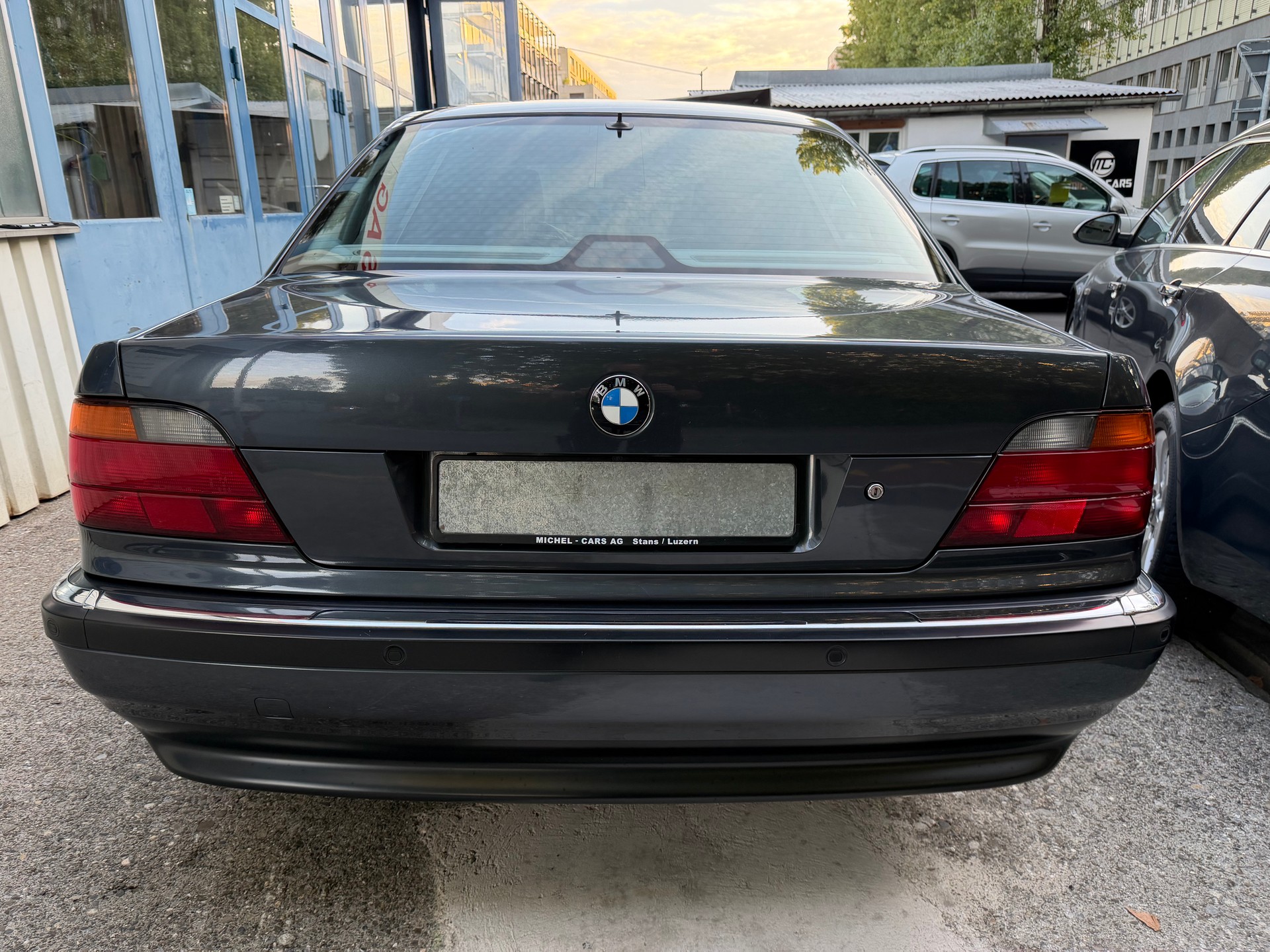 BMW 750i-image-5