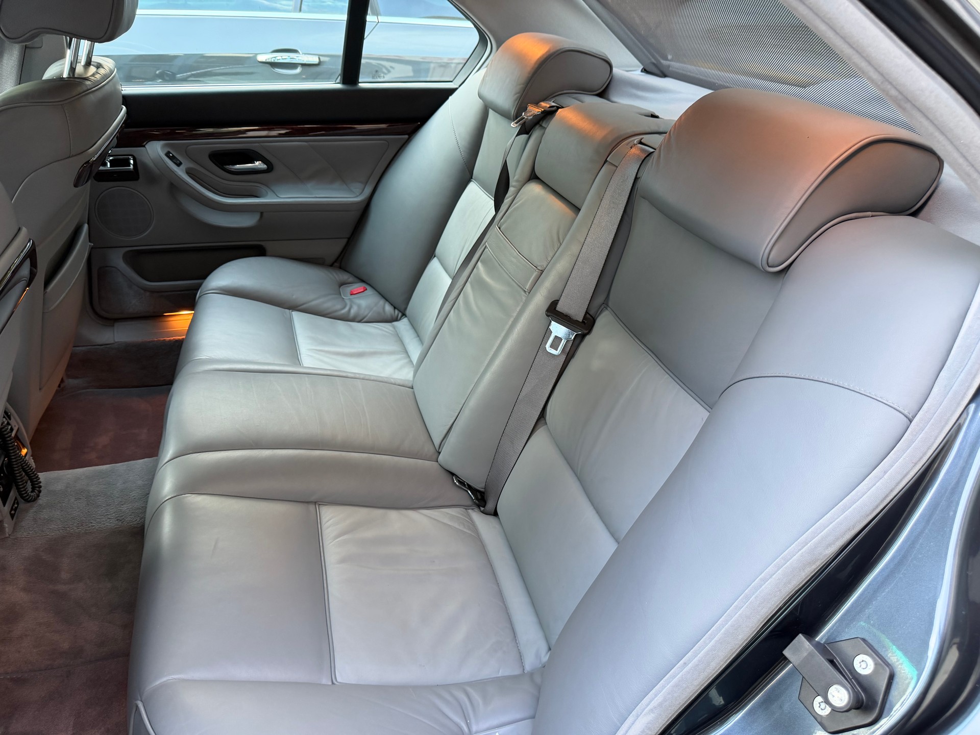 BMW 750i-image-10