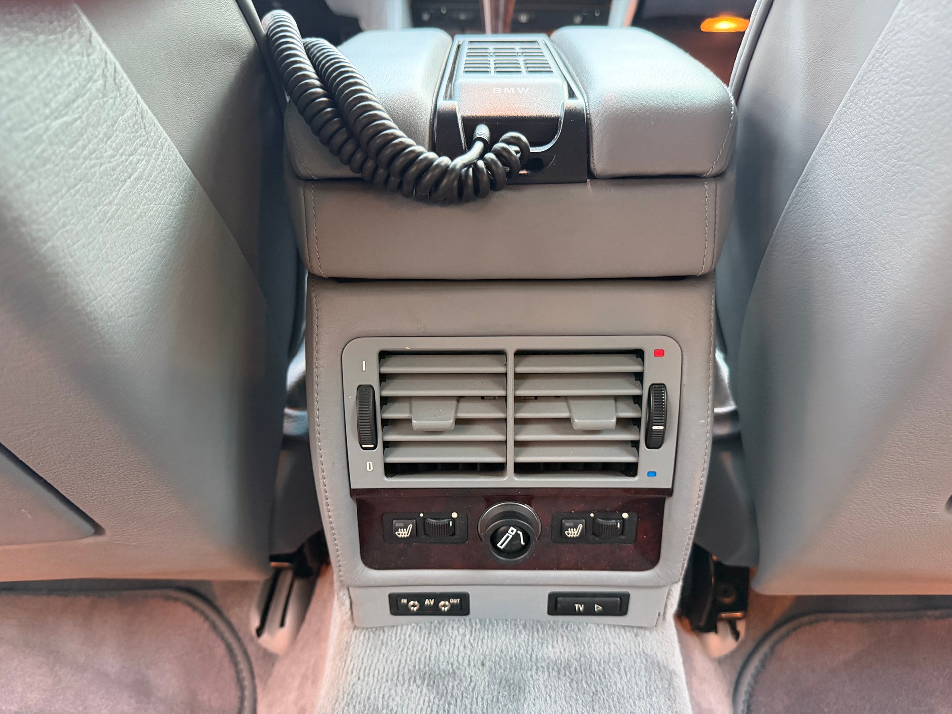 BMW 750i-image-12
