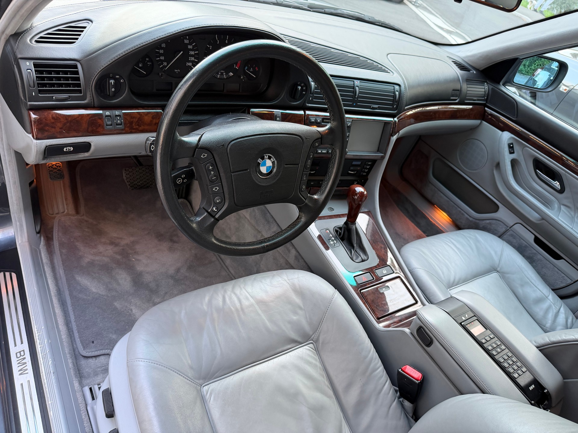 BMW 750i-image-6