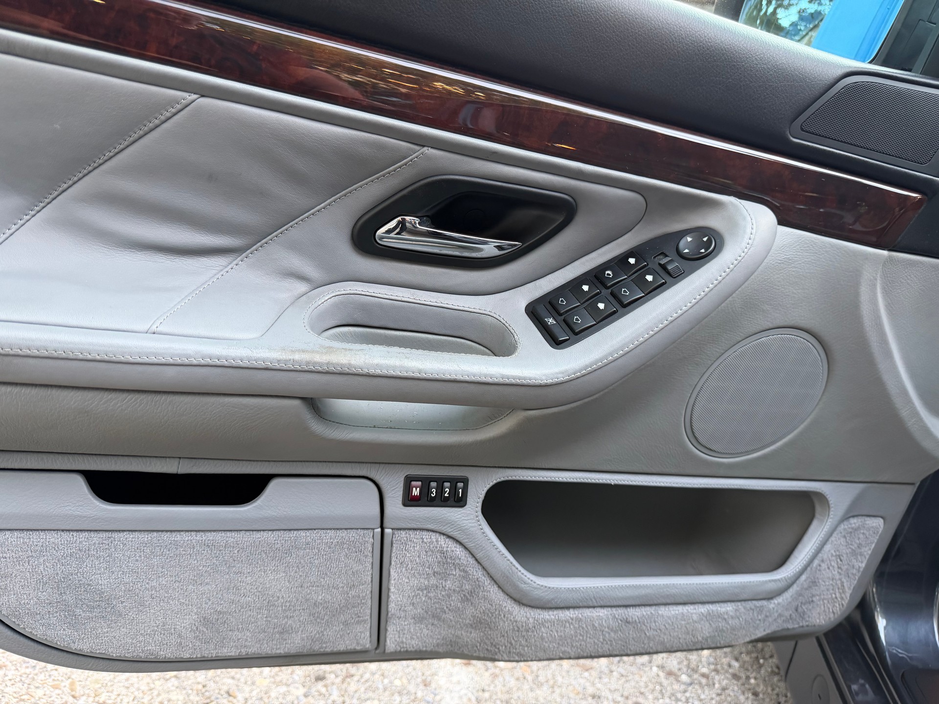 BMW 750i-image-8