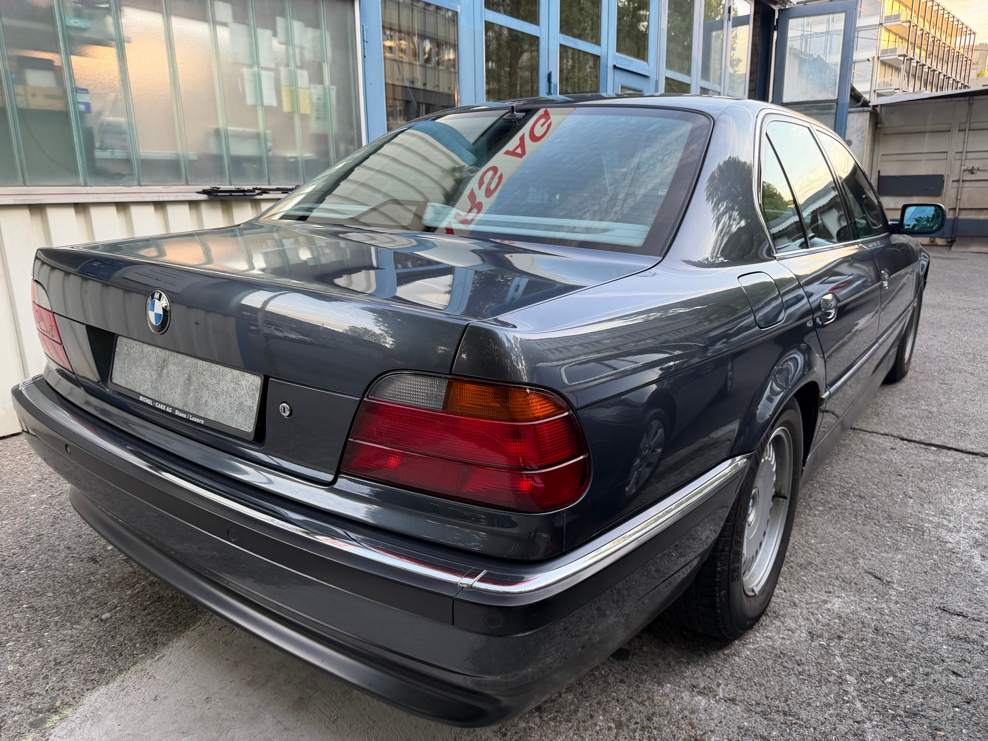 BMW 750i-image-2