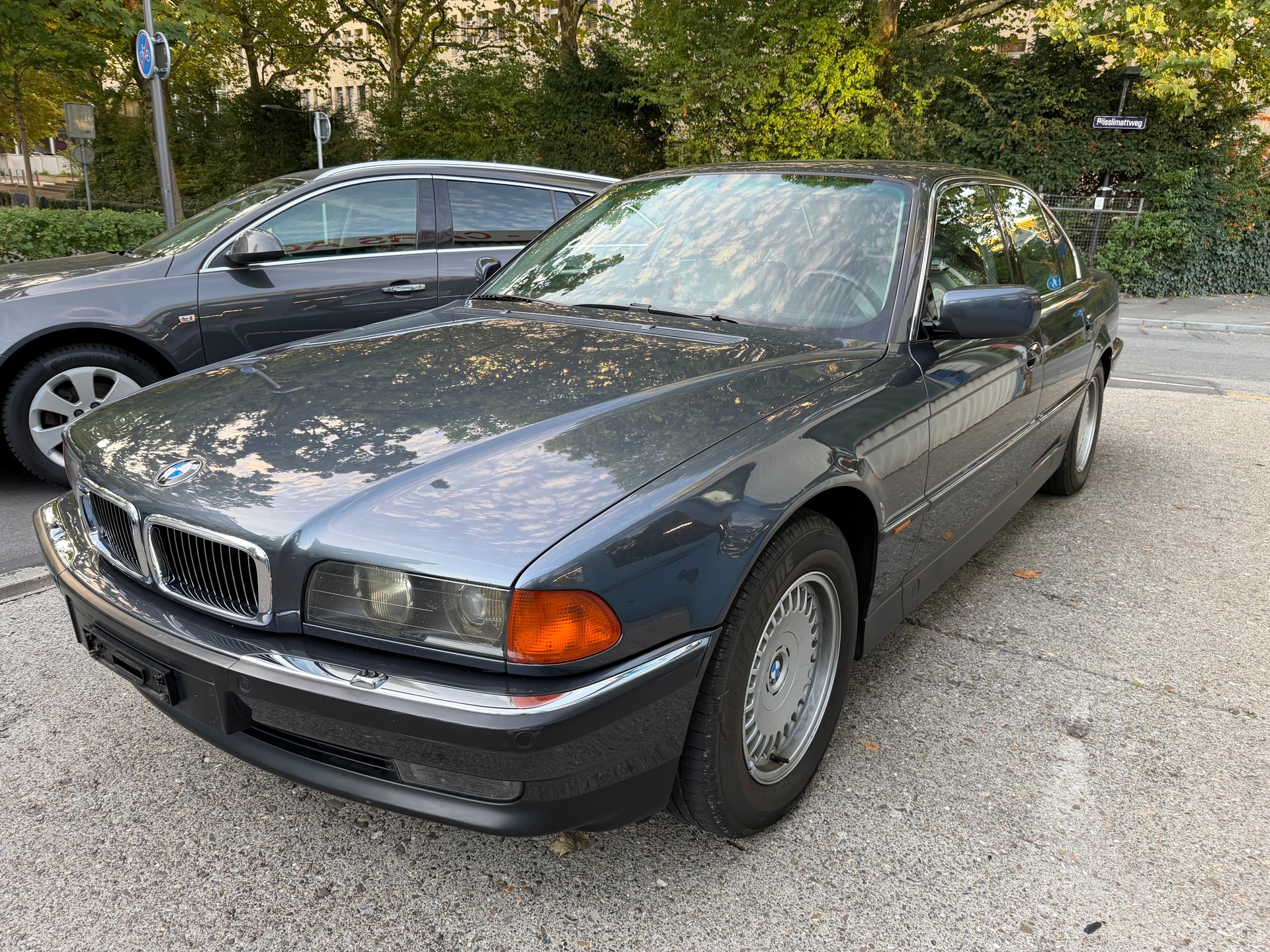 BMW 750i-image-0