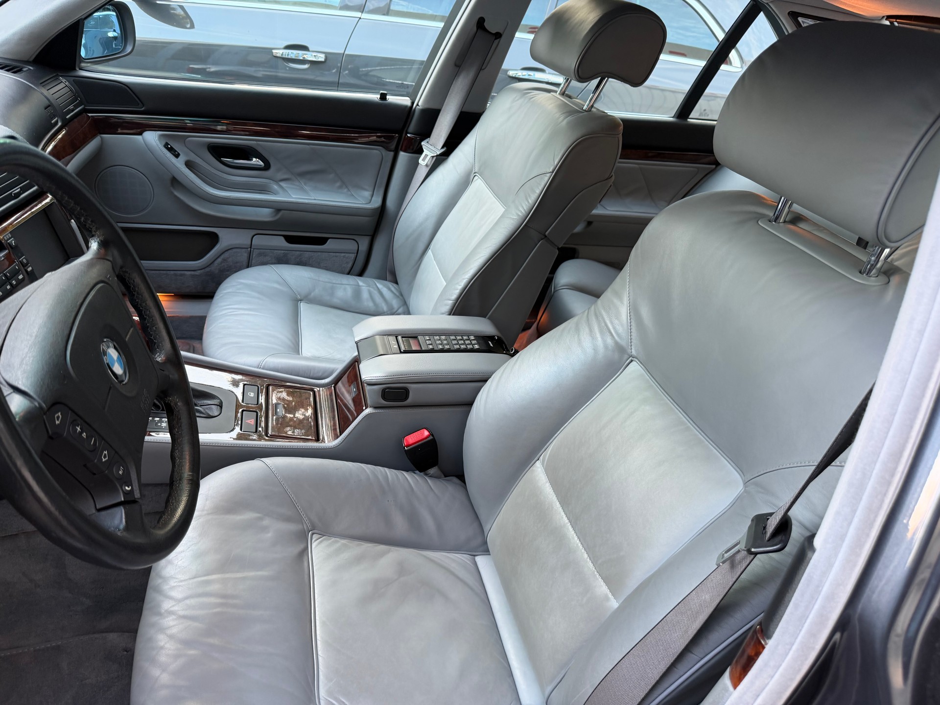 BMW 750i-image-7