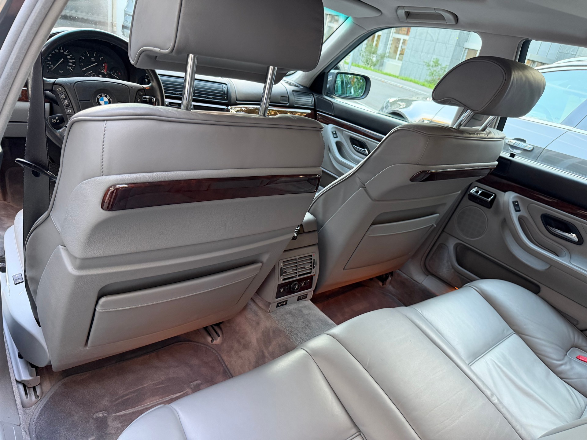 BMW 750i-image-13