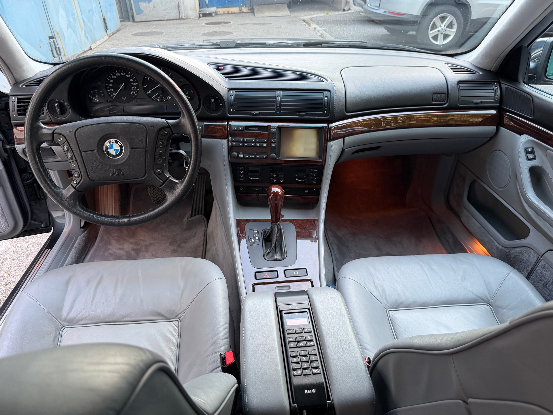 BMW 750i-image-11