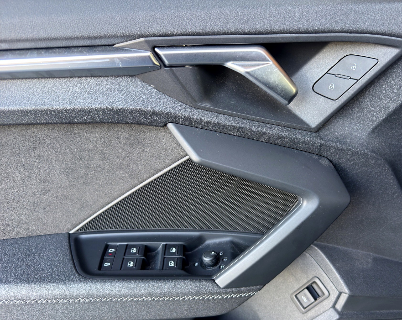 AUDI A3 Sportback 35 TFSI Attraction S-tronic-image-23