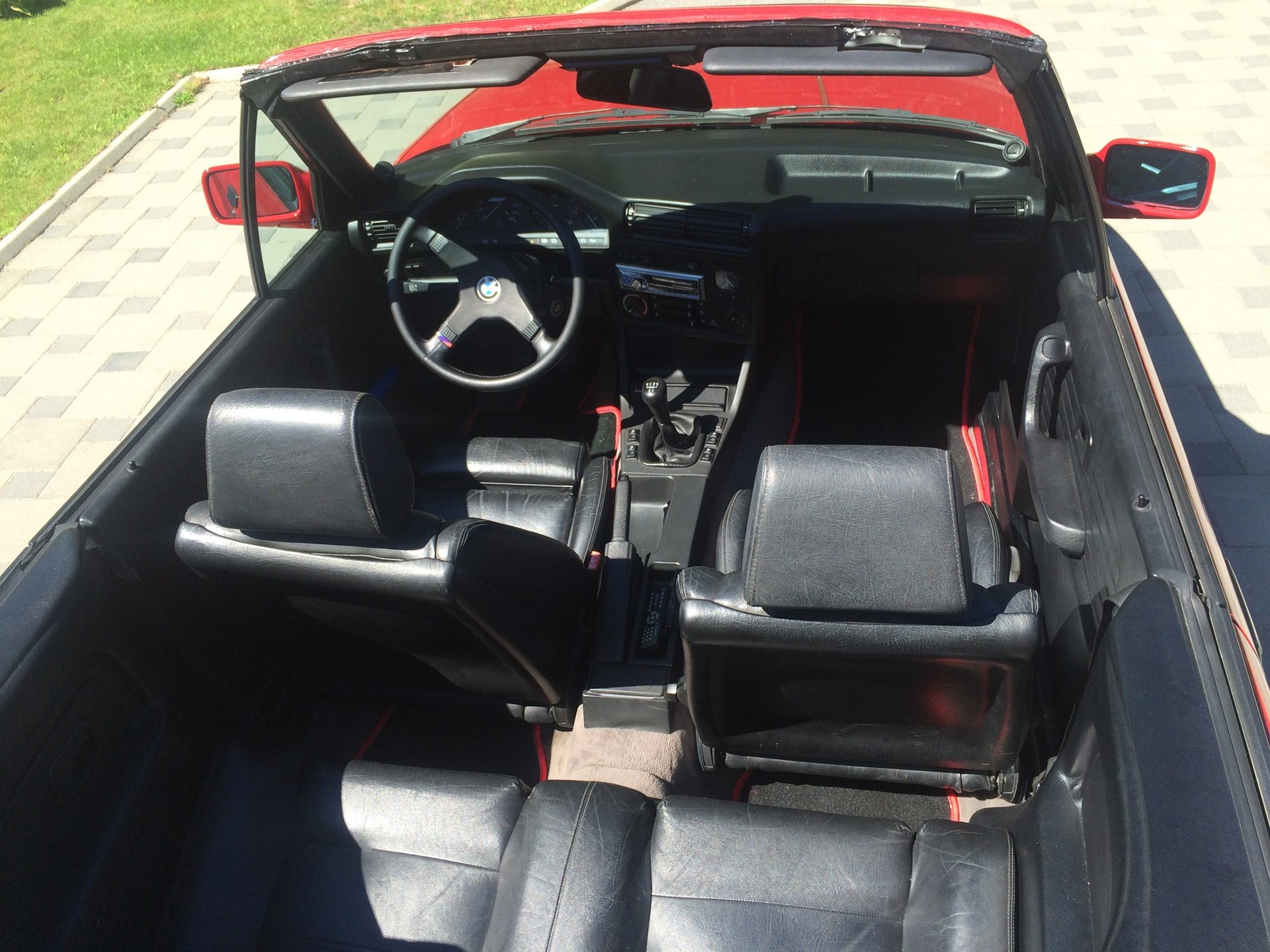 BMW 320i Cabrio-image-3