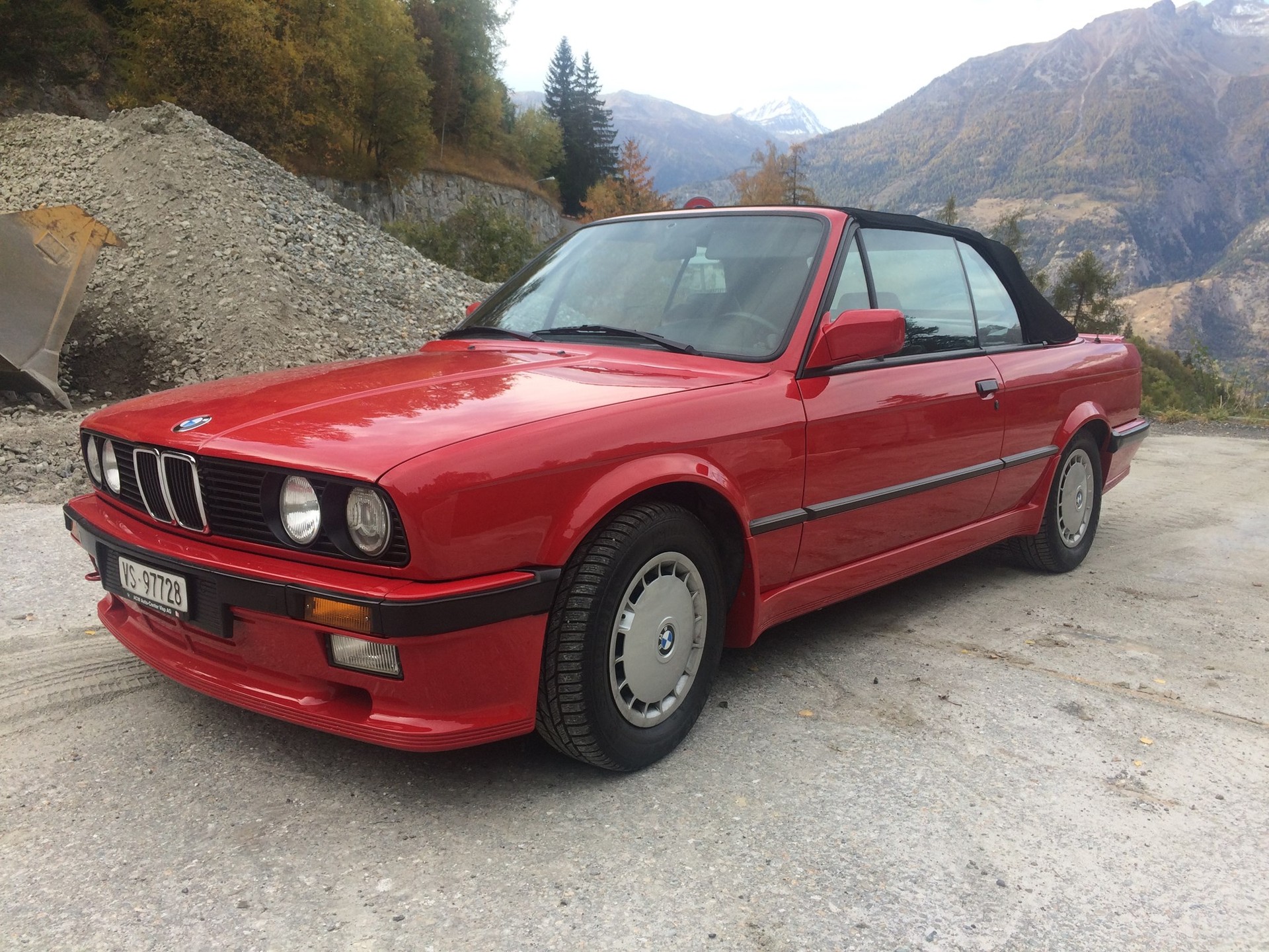 BMW 320i Cabrio-image-5