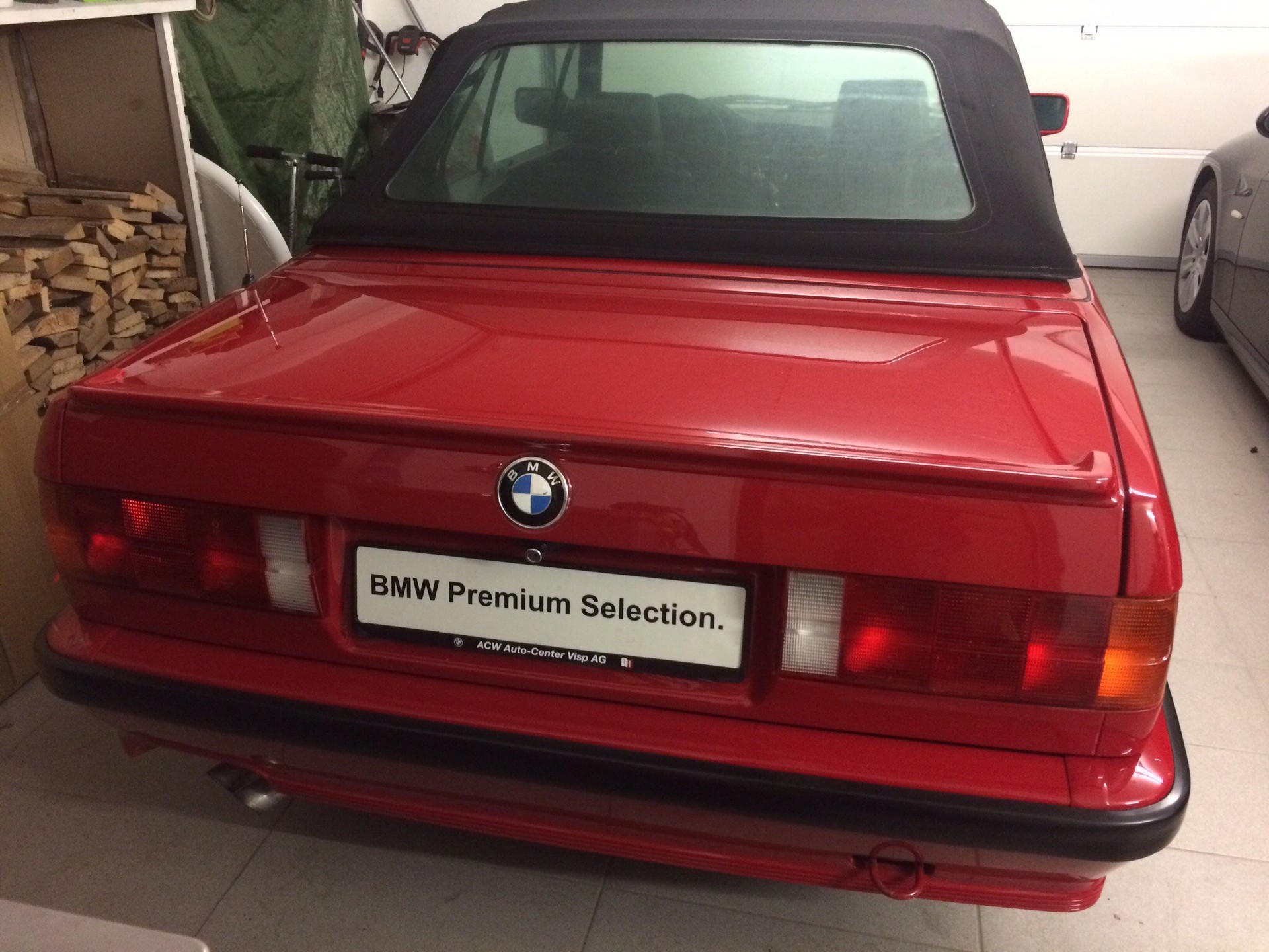 BMW 320i Cabrio-image-6