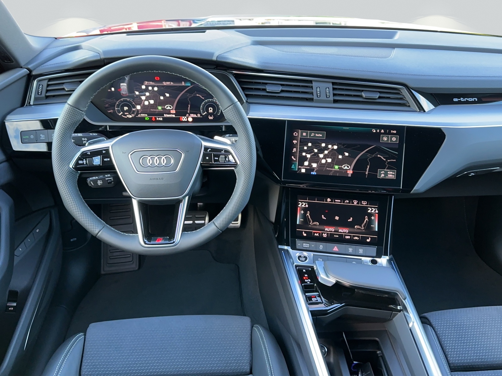AUDI Q8 50 e-tron S line quattro-image-4