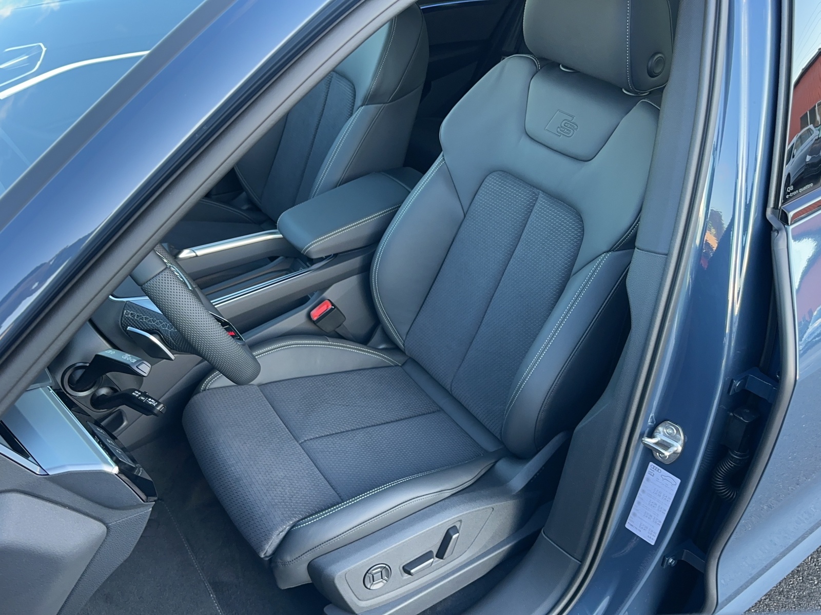 AUDI Q8 50 e-tron S line quattro-image-8