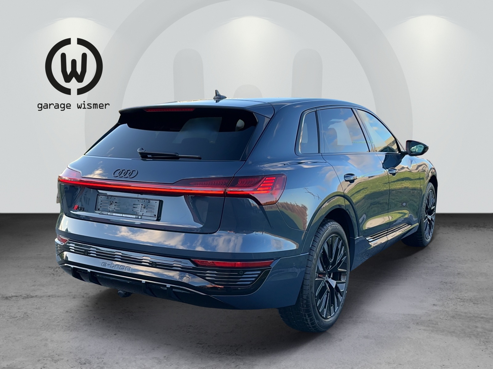 AUDI Q8 50 e-tron S line quattro-image-3