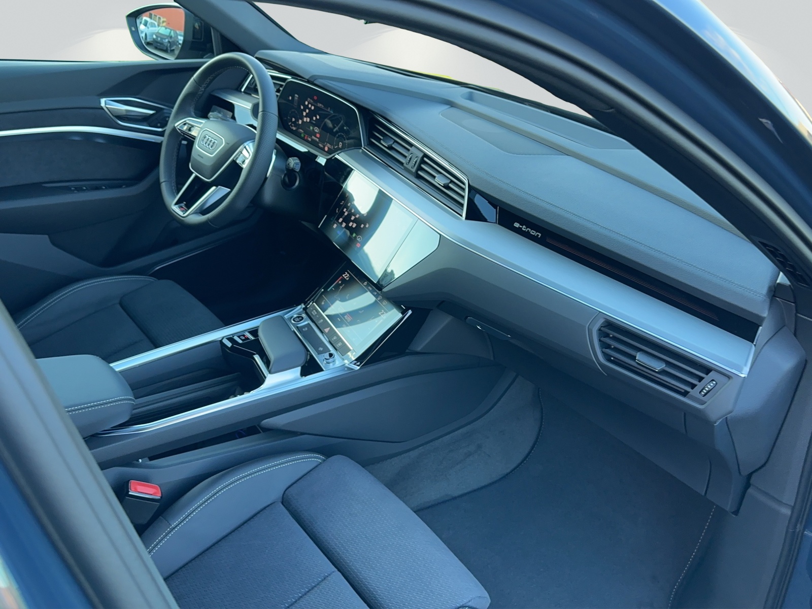AUDI Q8 50 e-tron S line quattro-image-5