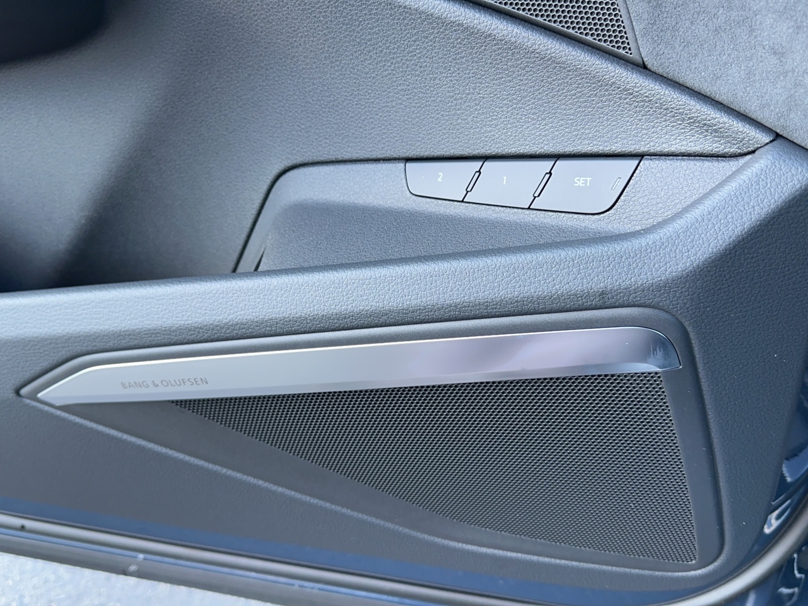 AUDI Q8 50 e-tron S line quattro-image-10