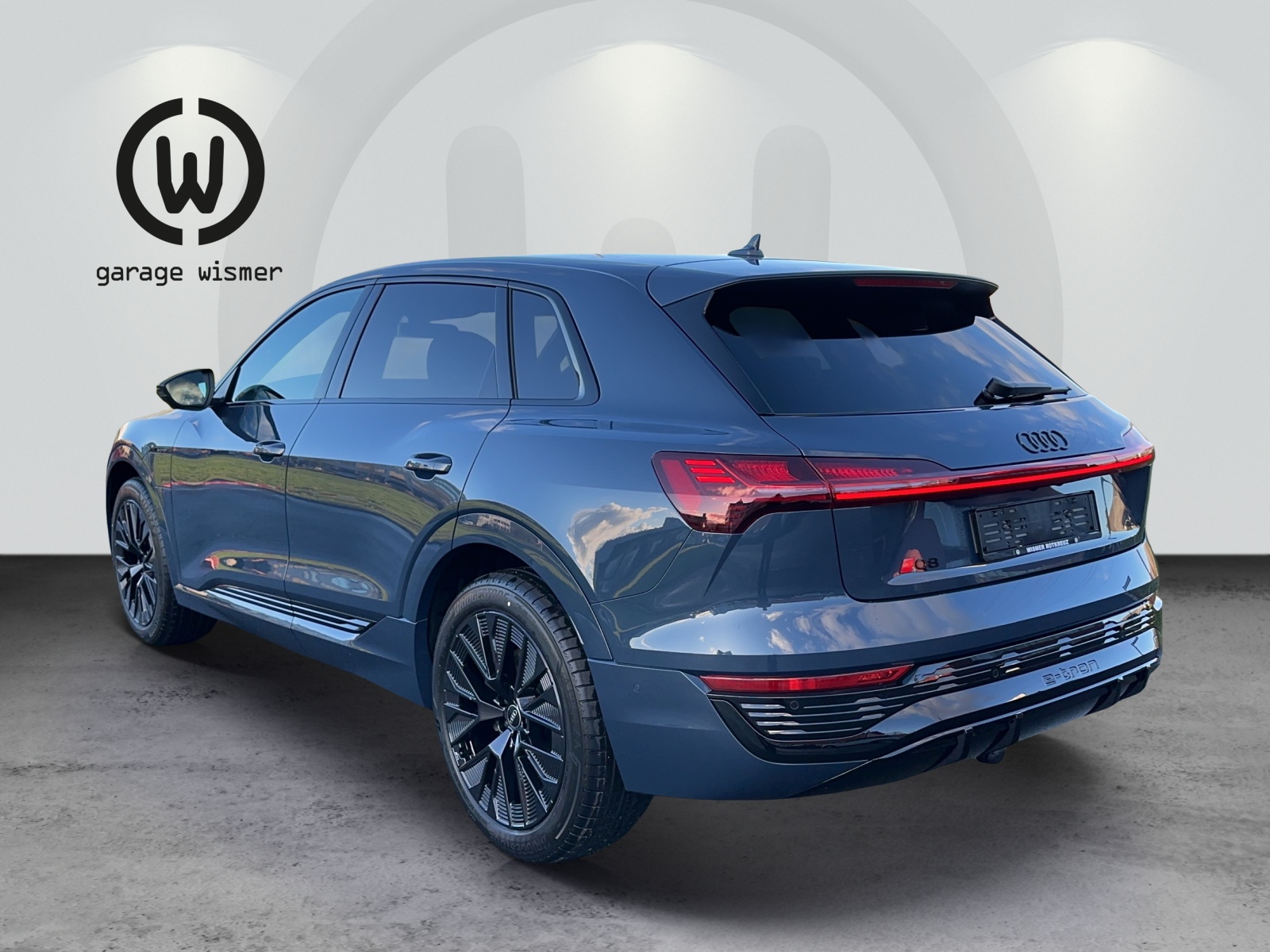 AUDI Q8 50 e-tron S line quattro-image-2