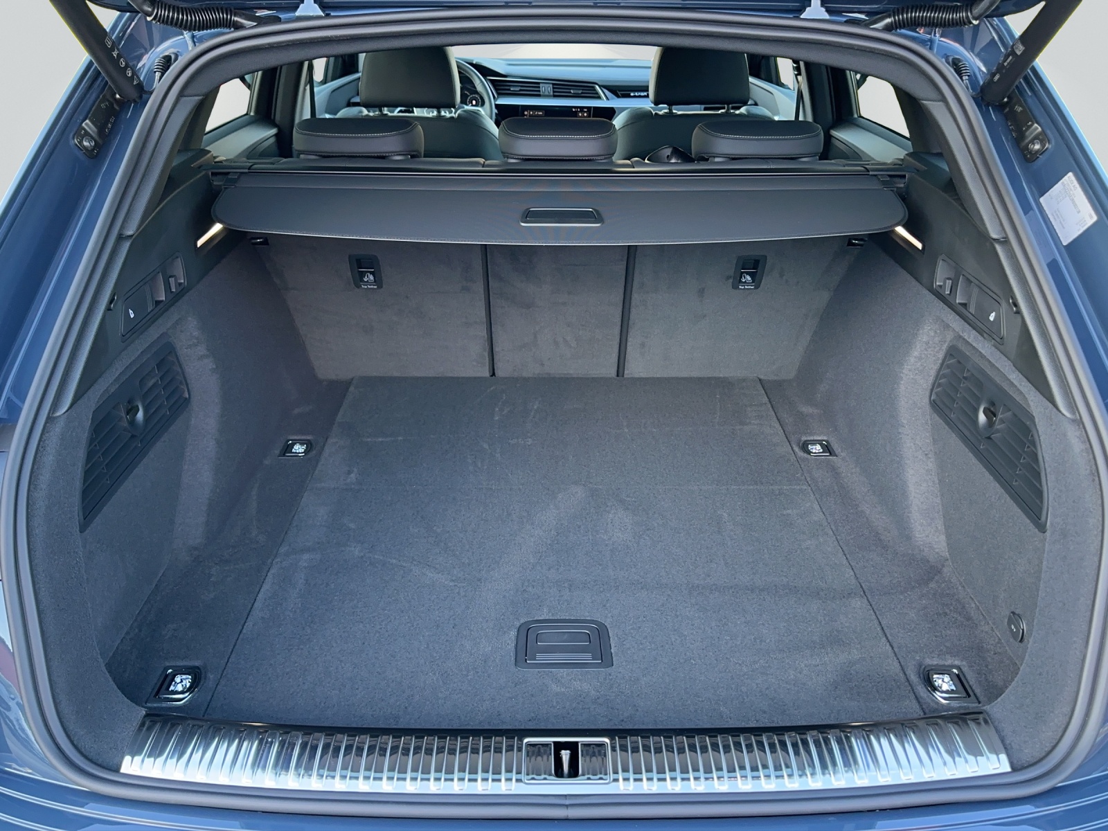 AUDI Q8 50 e-tron S line quattro-image-6