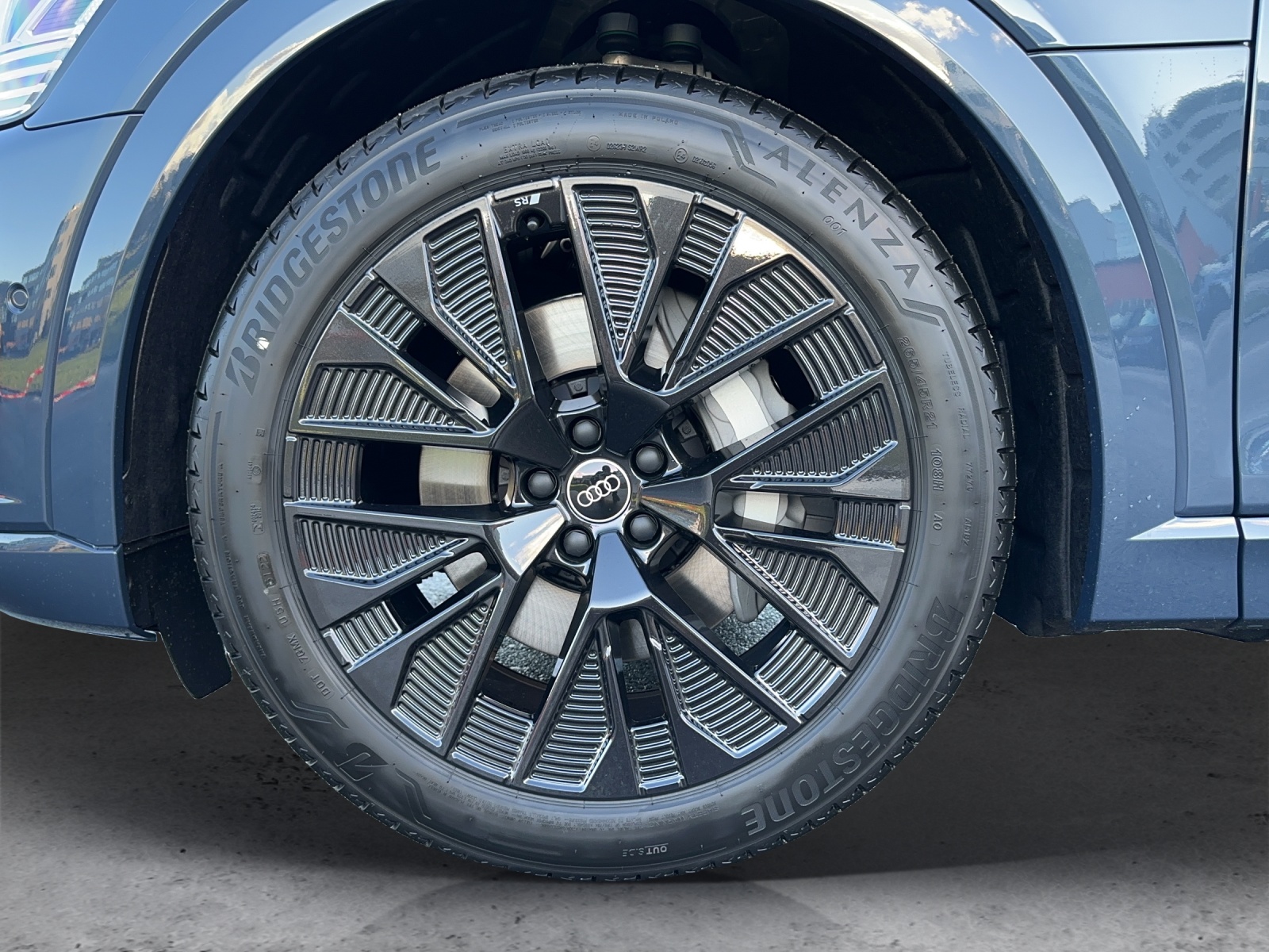 AUDI Q8 50 e-tron S line quattro-image-7