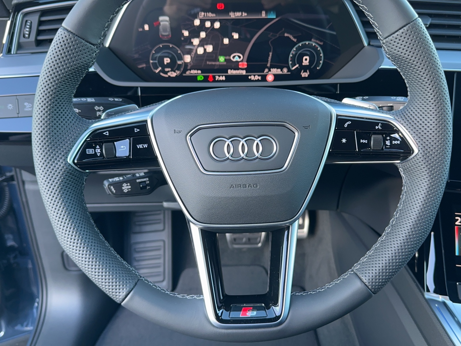AUDI Q8 50 e-tron S line quattro-image-11