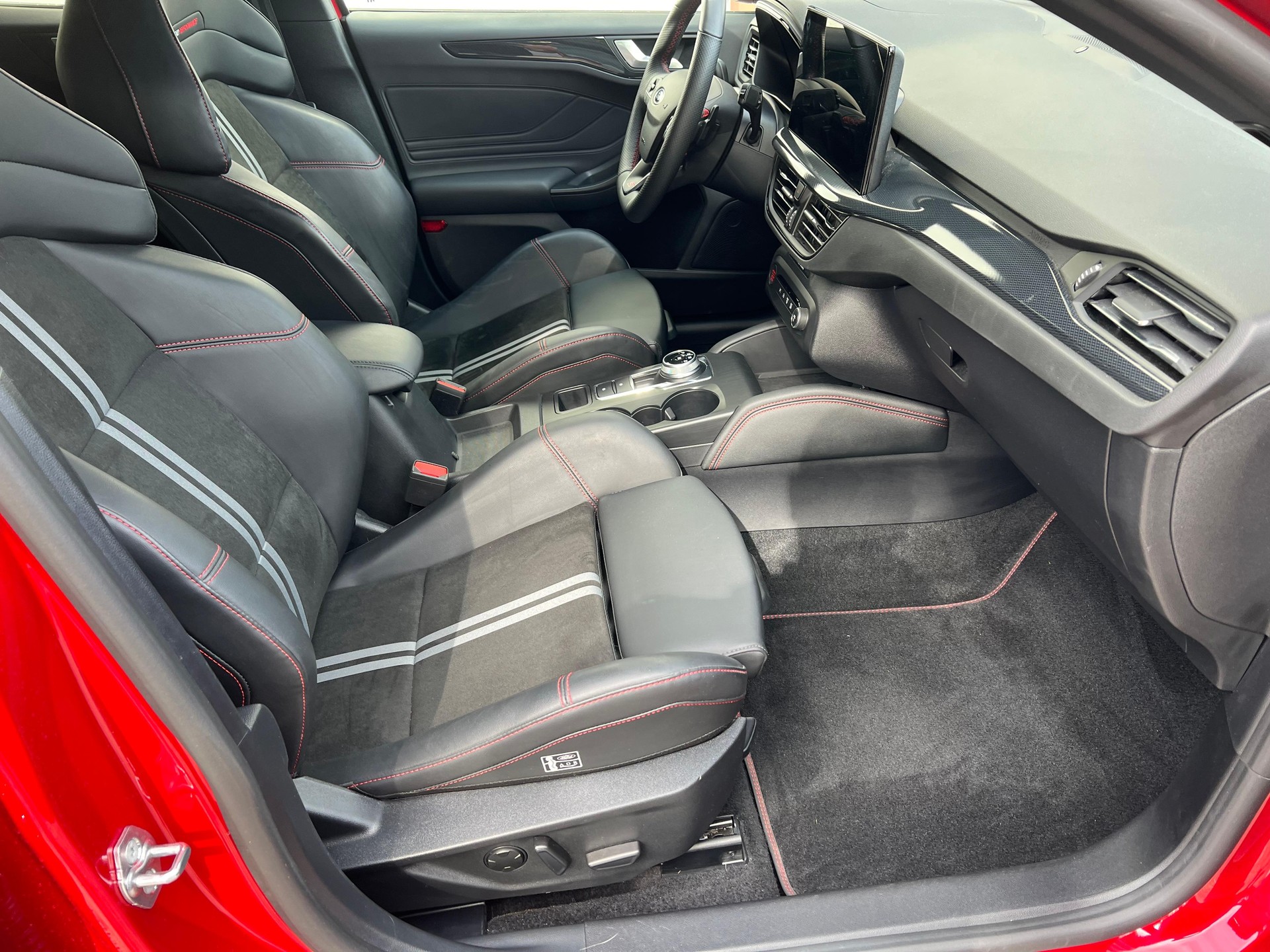 FORD Focus Station Wagon 2.3 EcoB ST-image-12