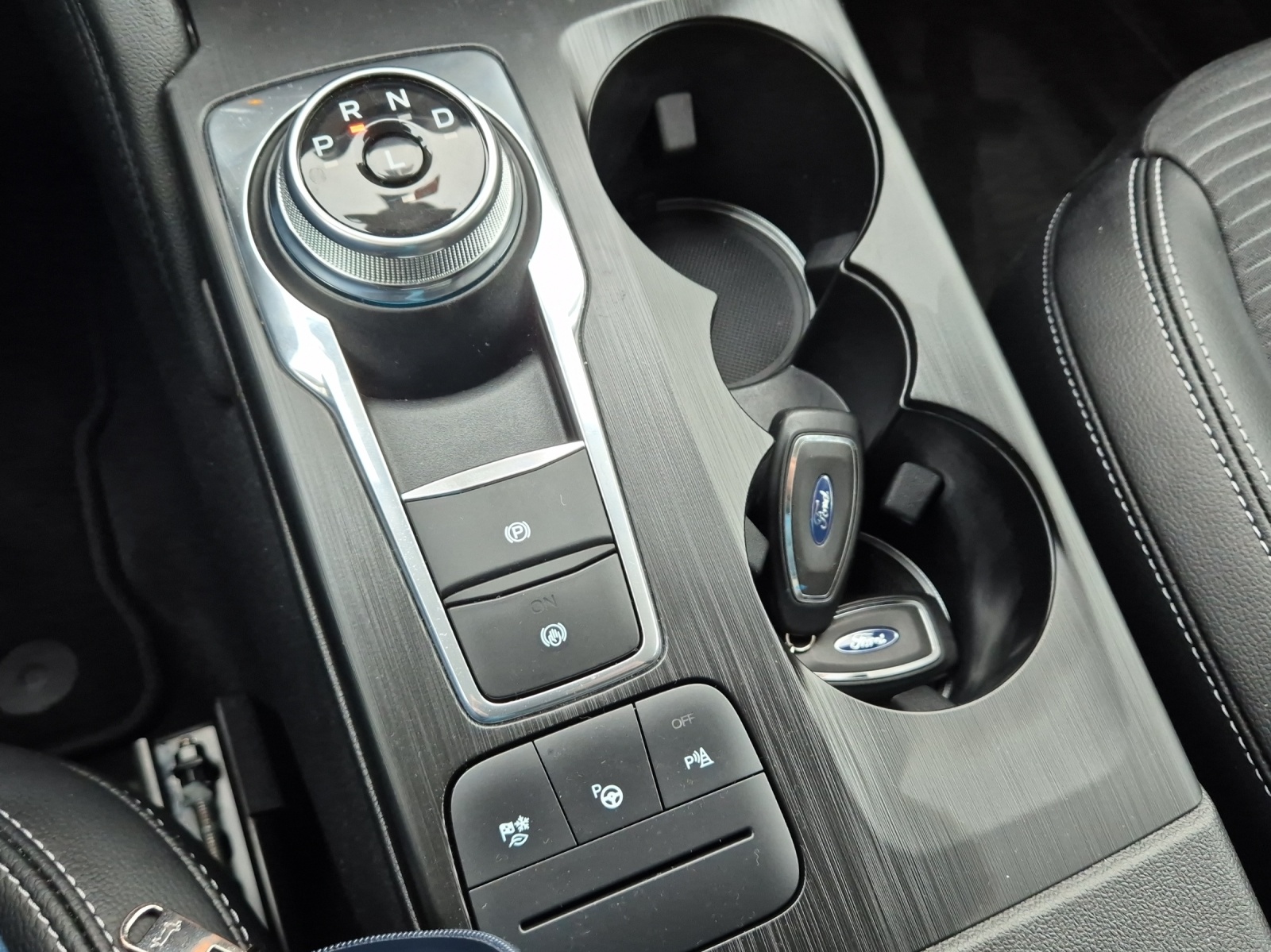 FORD Kuga 2.5 FHEV Titanium 4WD-image-17