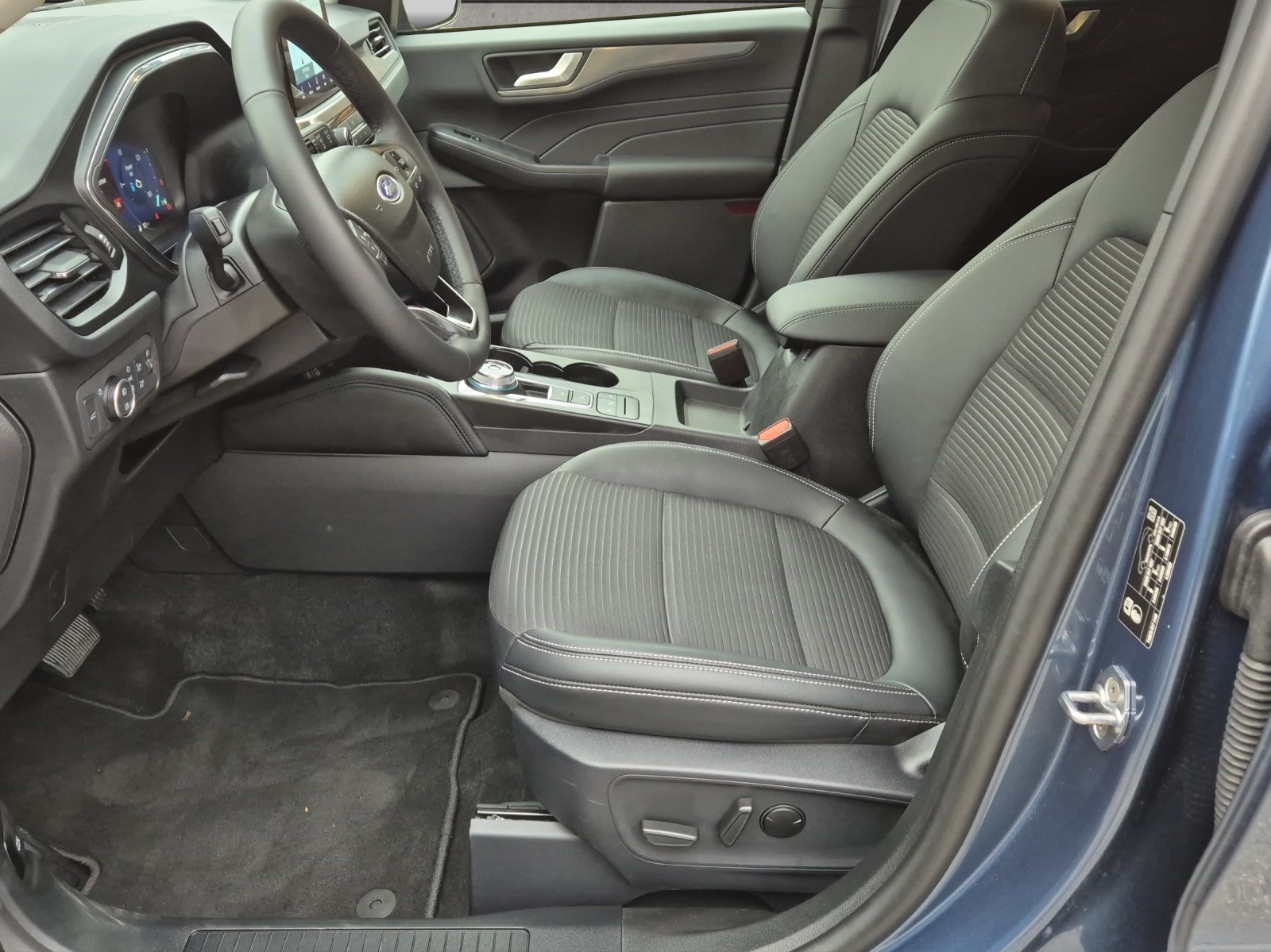 FORD Kuga 2.5 FHEV Titanium 4WD-image-8