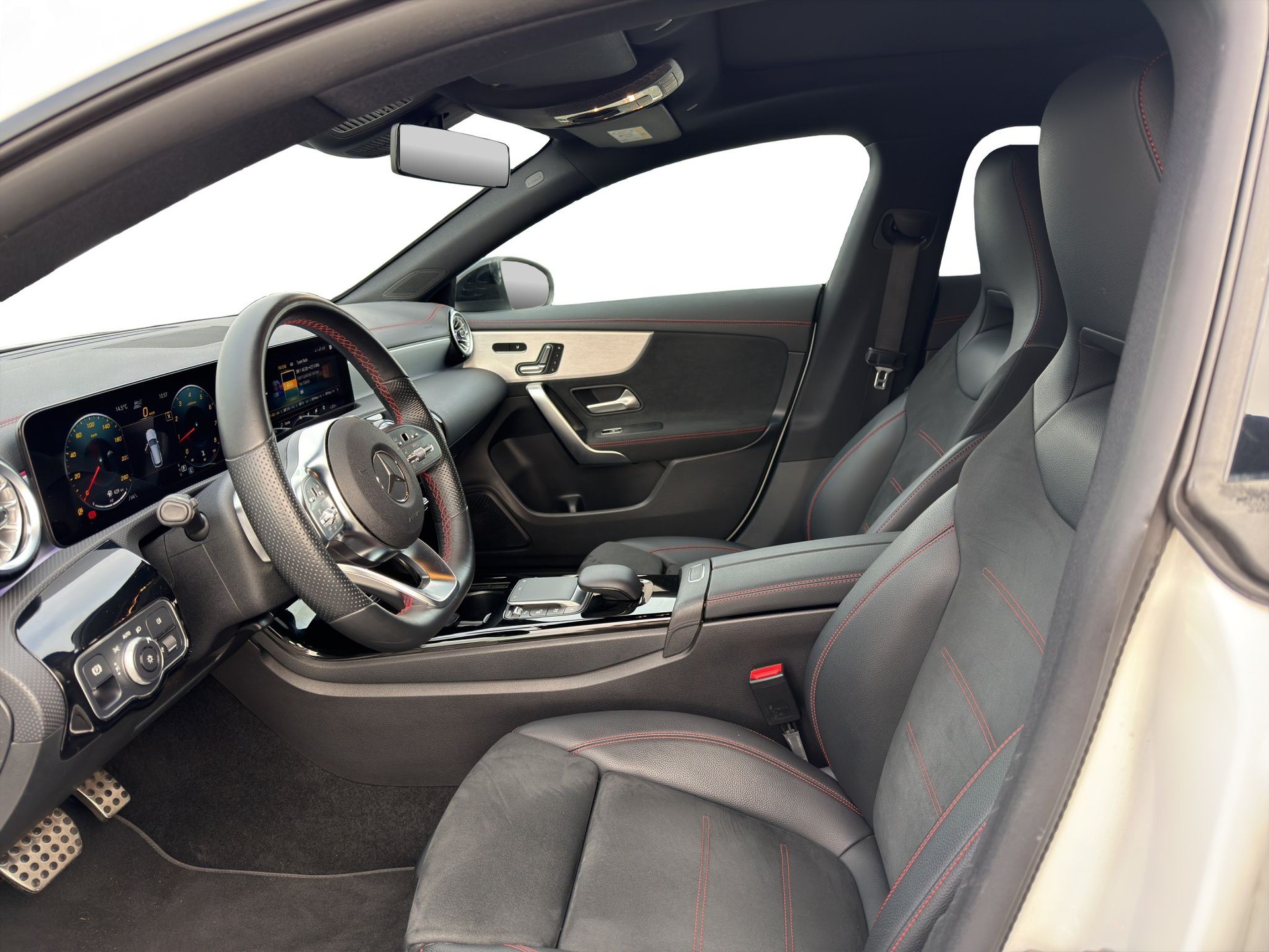 MERCEDES-BENZ CLA Shooting Brake 250 4Matic 7G-DCT AMG Line-image-12