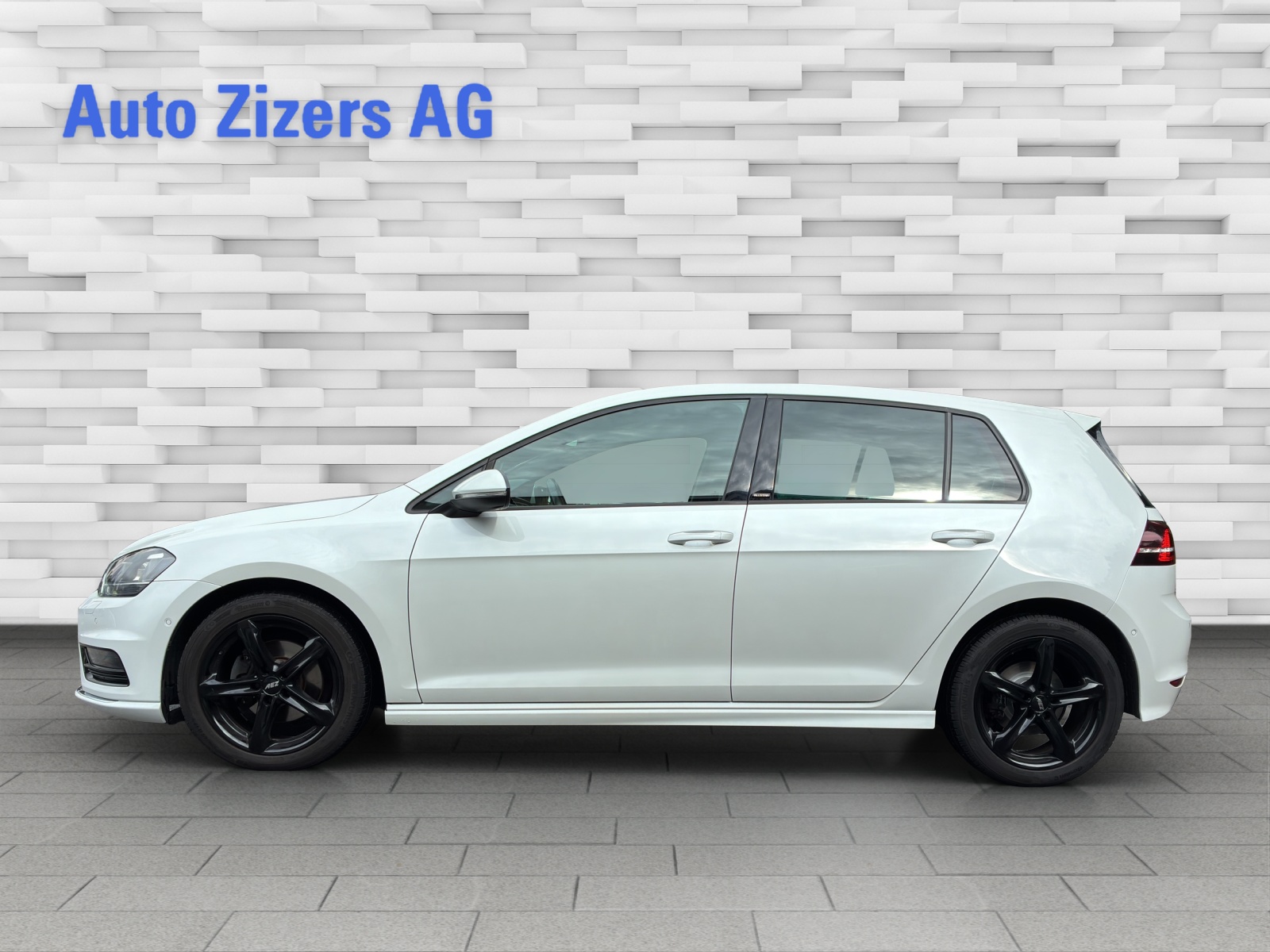 VW Golf 2.0 TDI Lounge R-Line 4Motion-image-2