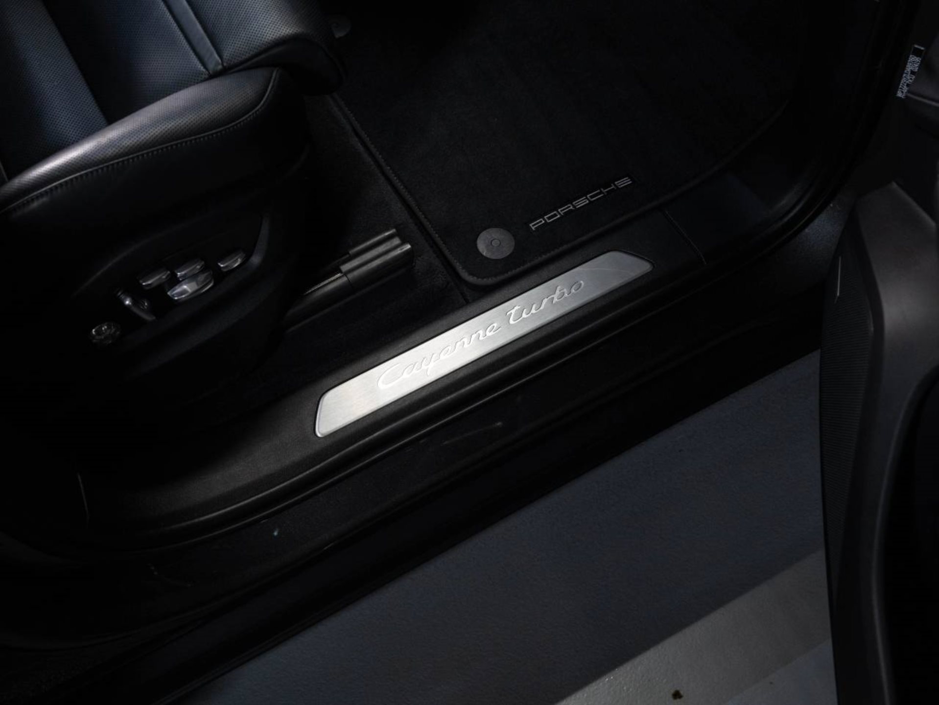 PORSCHE Cayenne Turbo Coupe-image-21