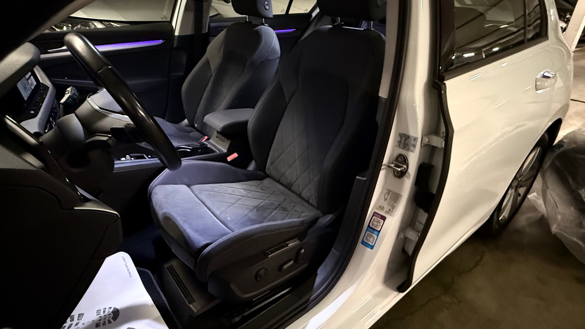 VW Golf 1.0 eTSI mHEV ACTLife DSG RF Kamera, Ambiente Beleuchtung-image-8