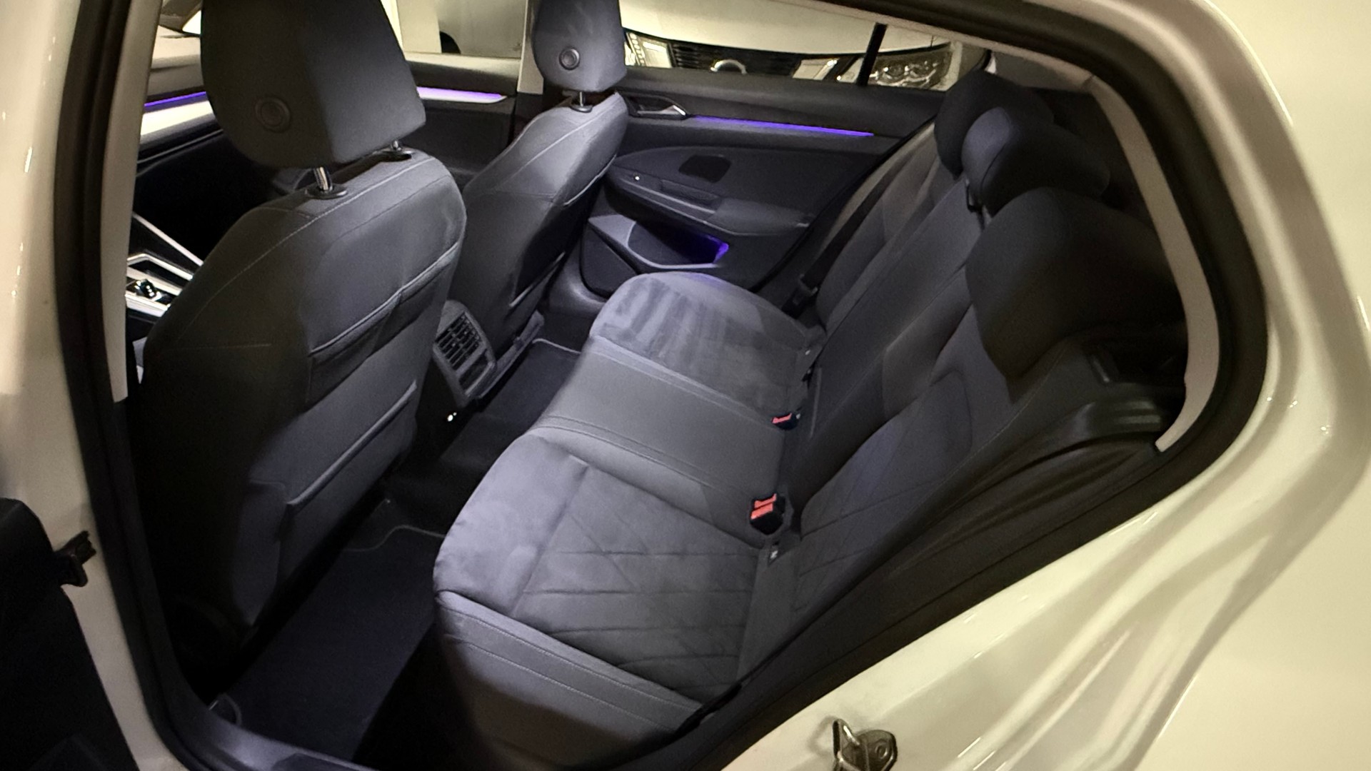 VW Golf 1.0 eTSI mHEV ACTLife DSG RF Kamera, Ambiente Beleuchtung-image-10