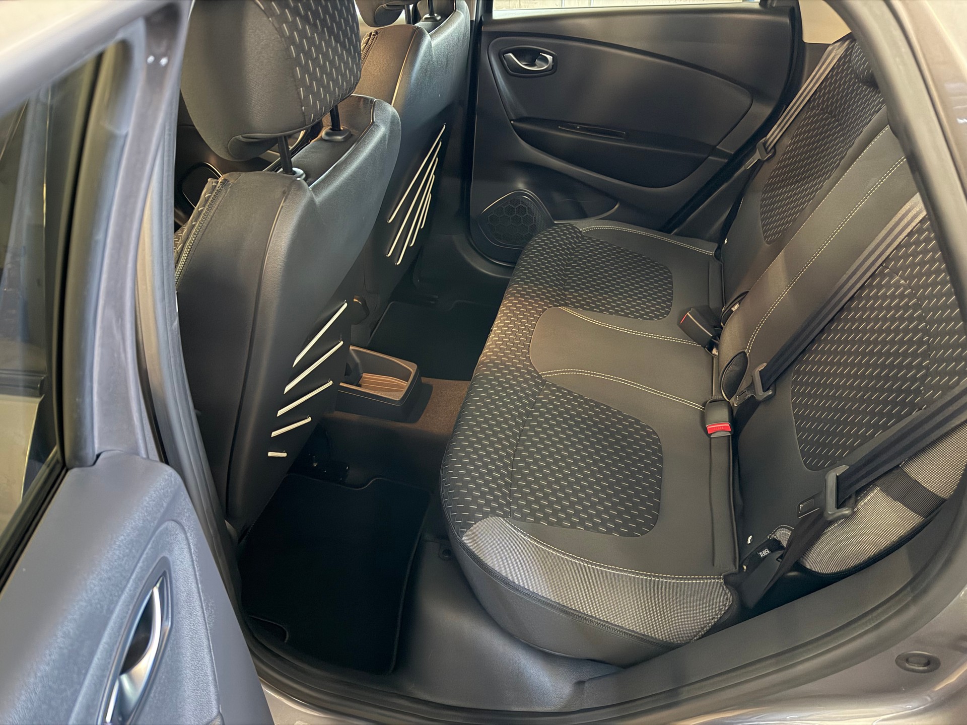 RENAULT Captur 1.2 T 16V Intens EDC-image-19