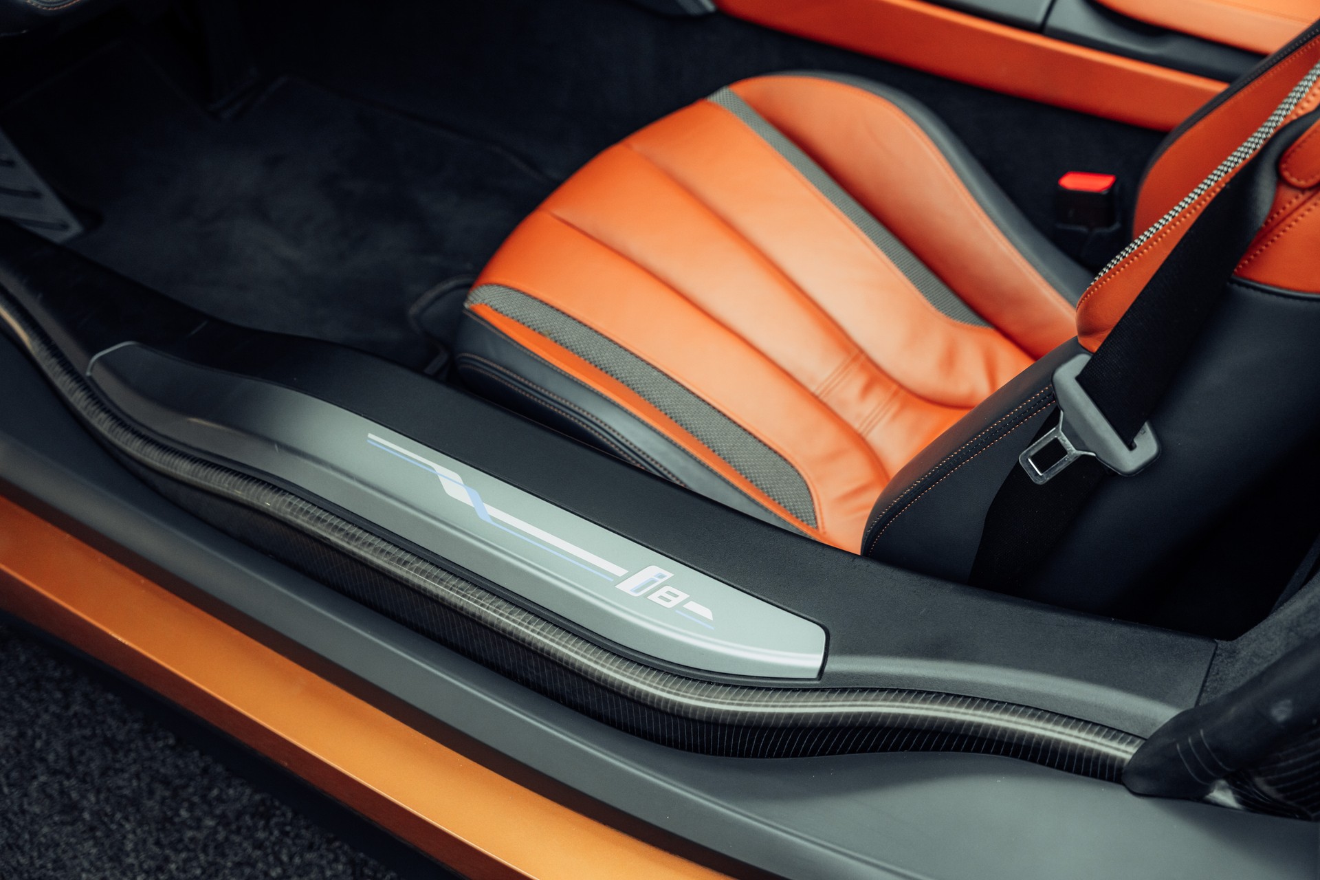 BMW i8 Roadster-image-8