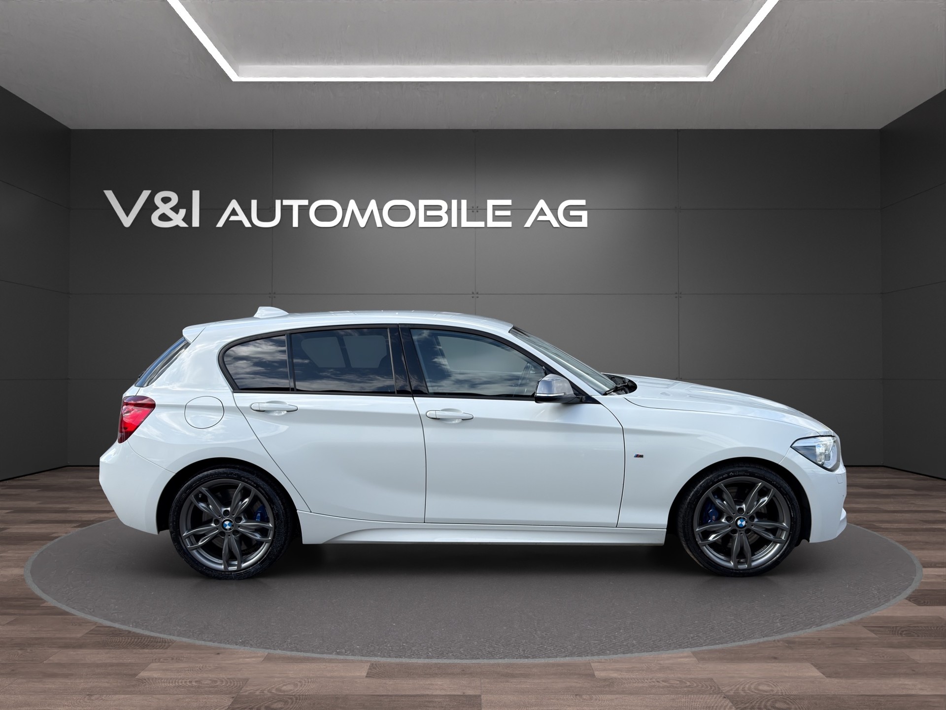 BMW M135i xDrive Steptronic-image-7