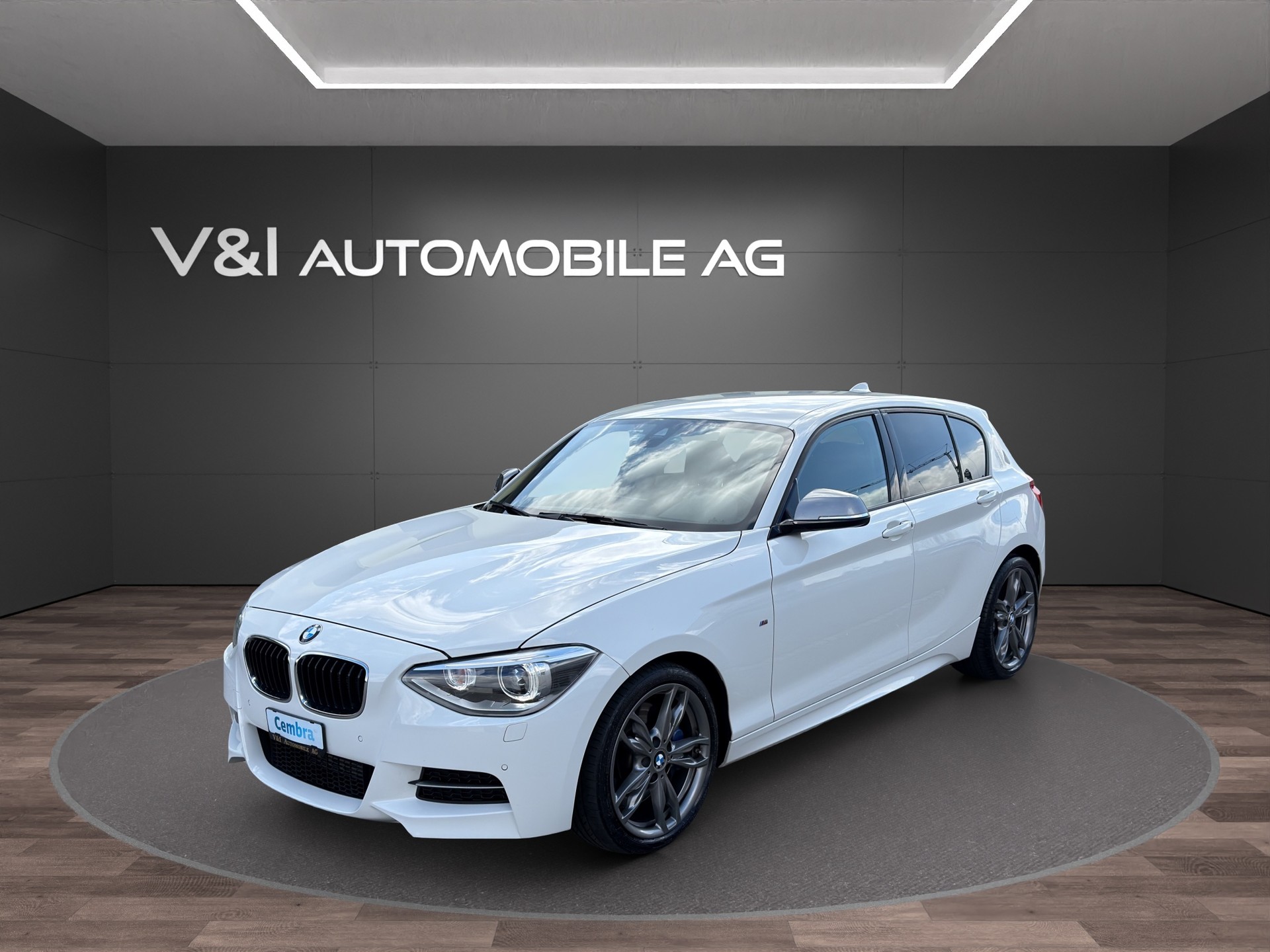 BMW M135i xDrive Steptronic-image-0