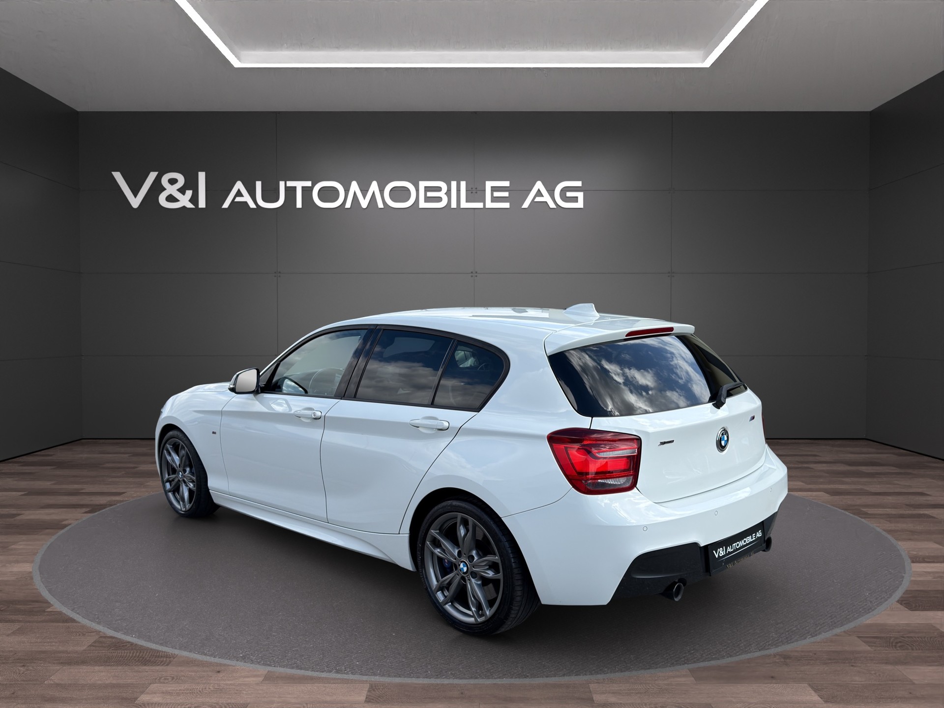 BMW M135i xDrive Steptronic-image-3