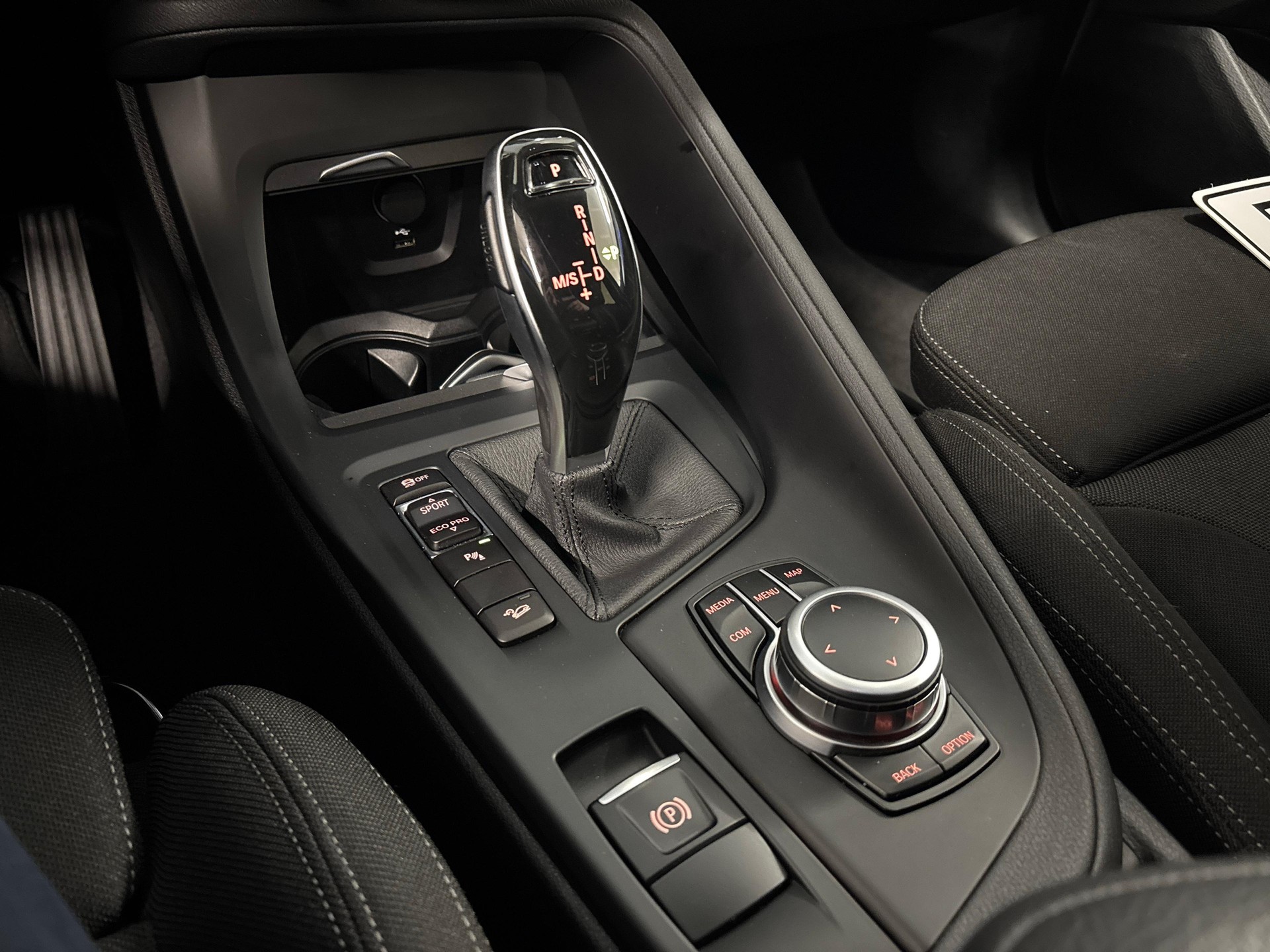 BMW X1 18d xDrive-image-16