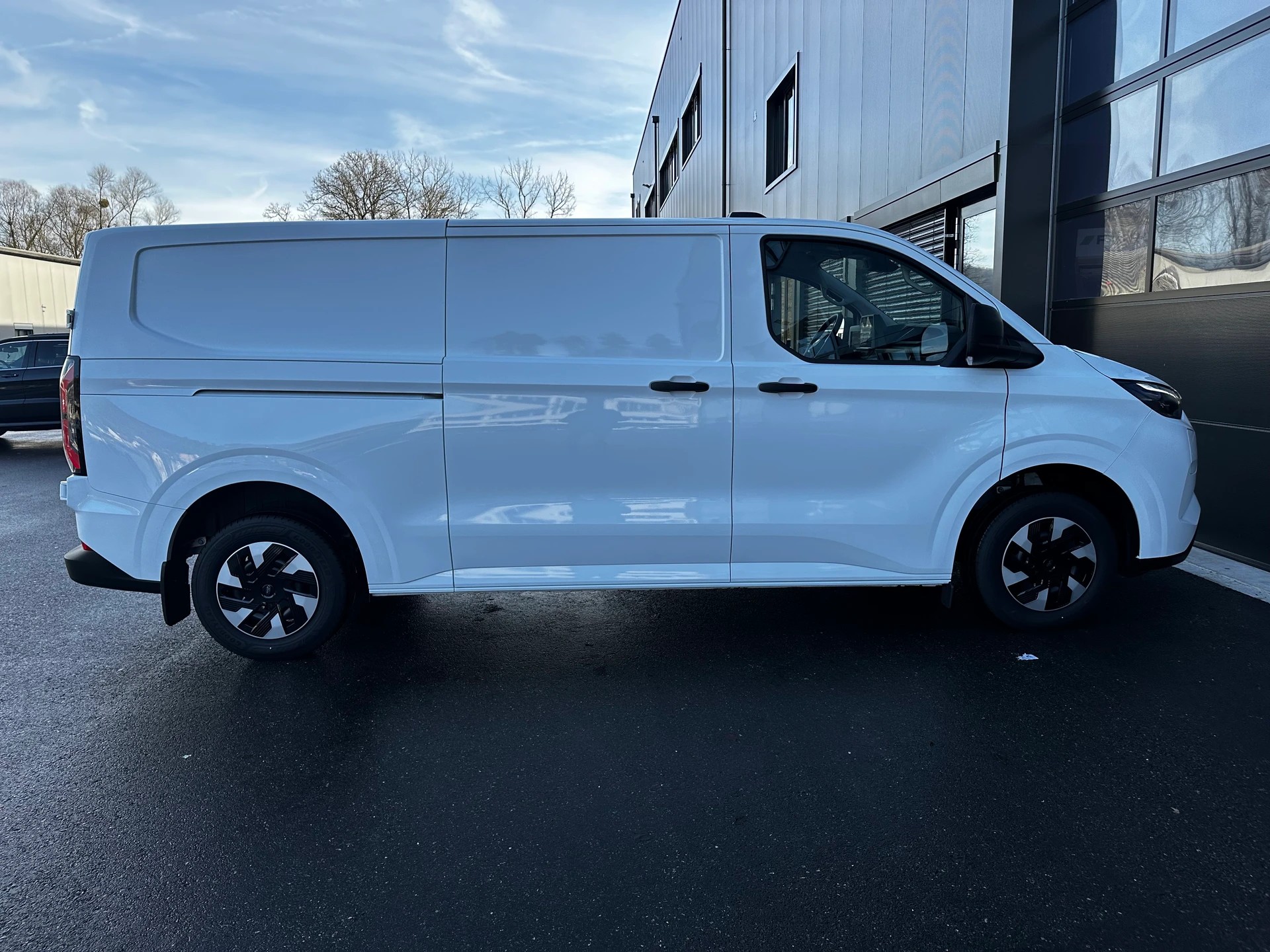 FORD Transit Custom Van 340 L2H1 65kWh Trend-image-4