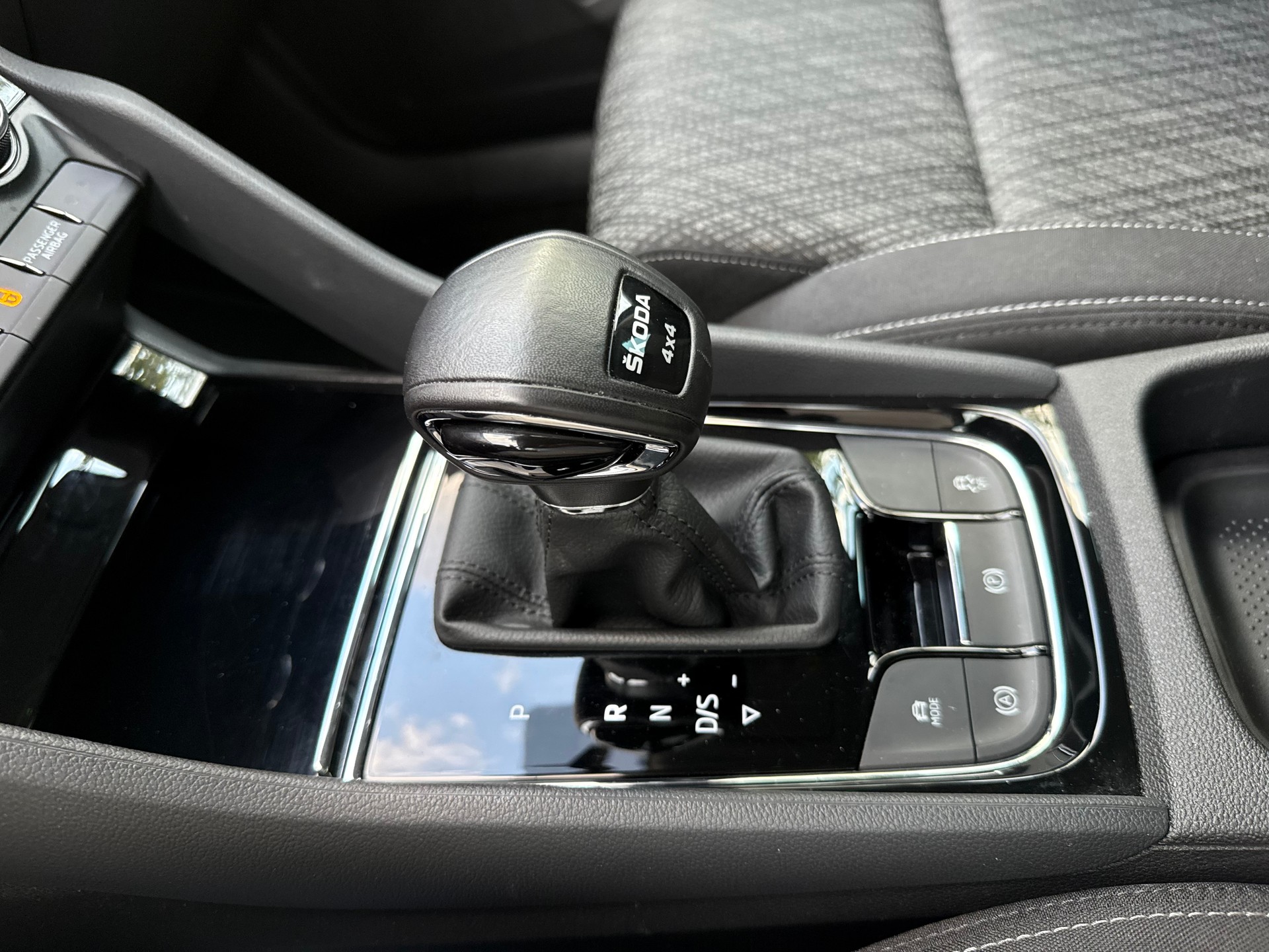 SKODA Karoq 2.0 TDI Style 4x4 DSG-image-11