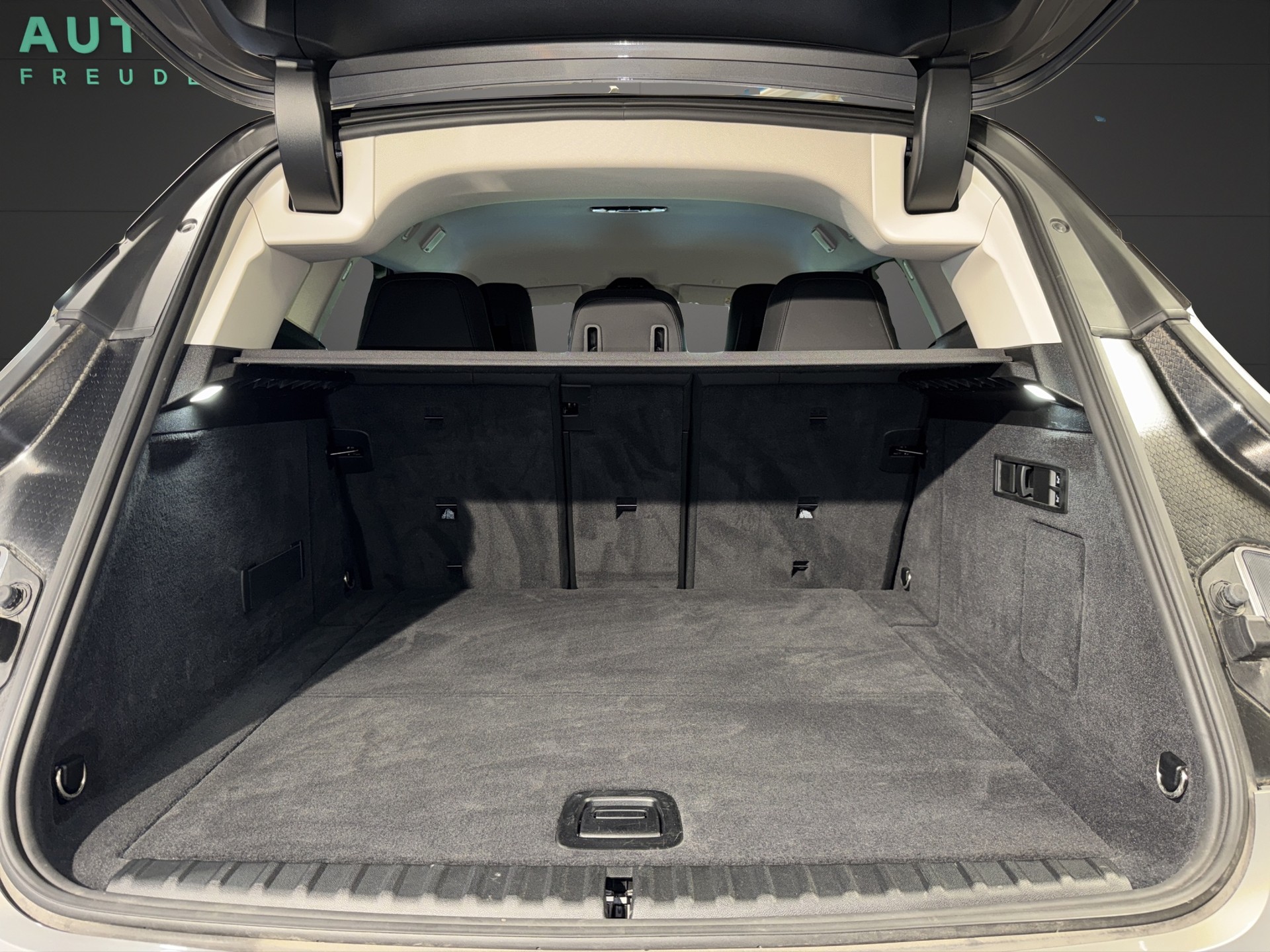 BMW iX xDrive50-image-16