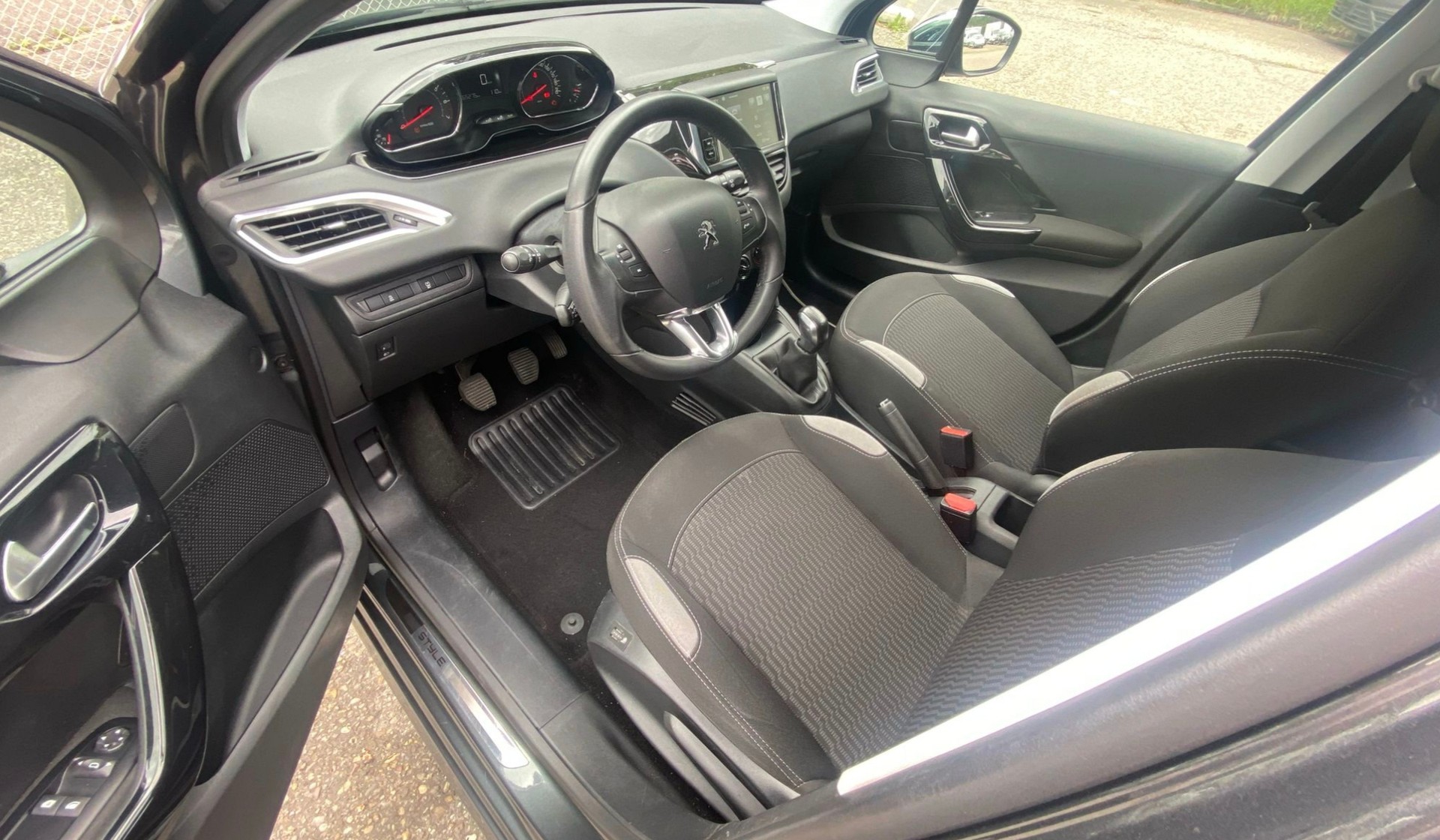 PEUGEOT 208 1.2 VTI Active-image-9