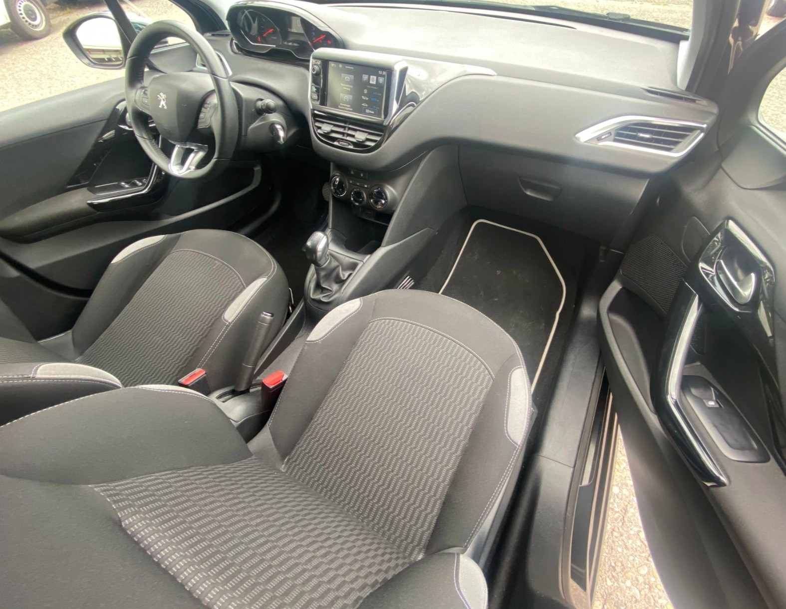 PEUGEOT 208 1.2 VTI Active-image-10