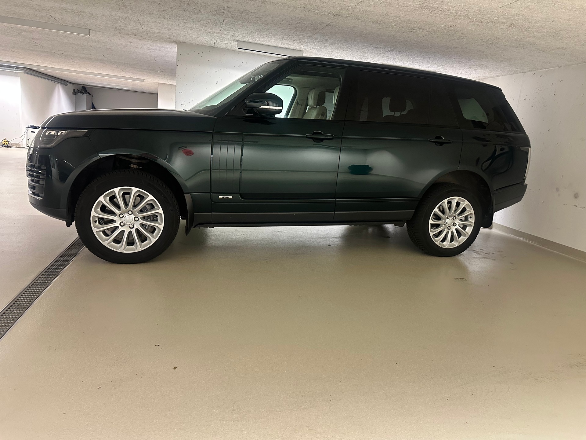 LAND ROVER LWB long version - Flag Car-image-3