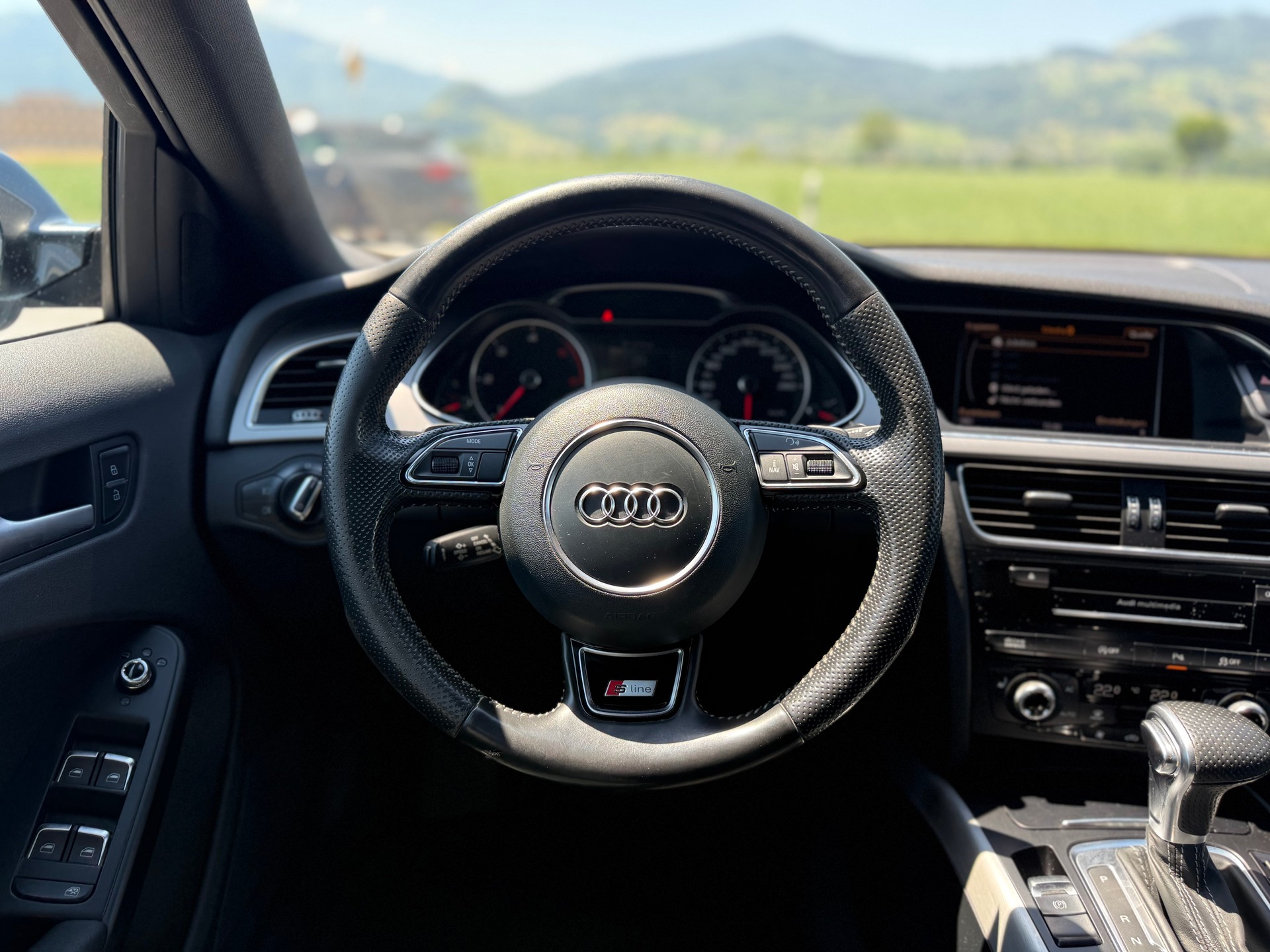 AUDI A4 Avant 2.0 TDI quattro S-tronic S-Line-image-12