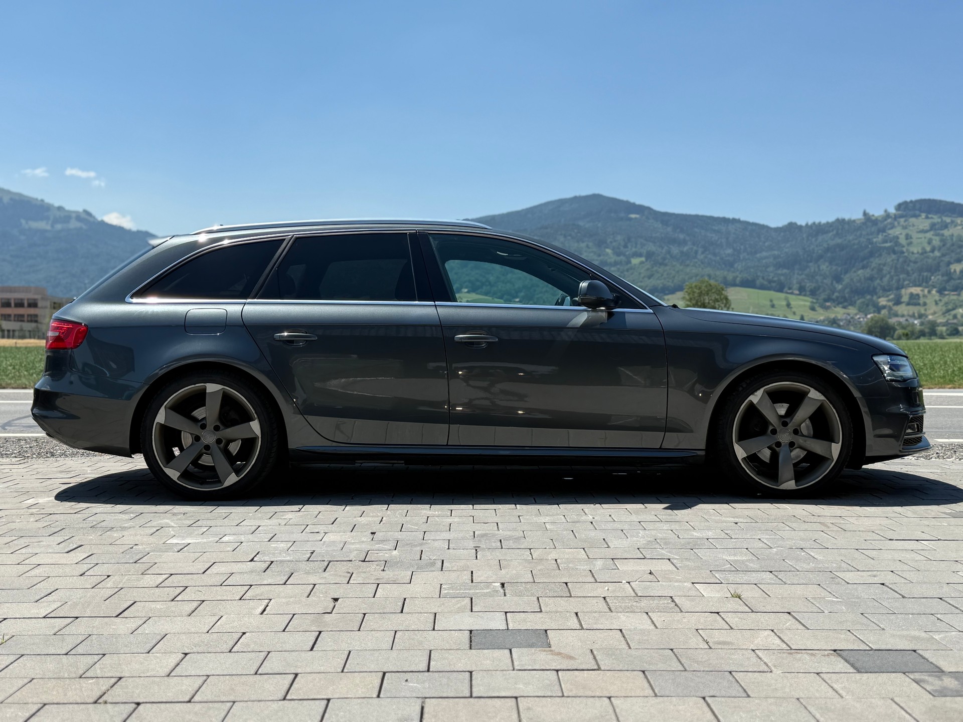 AUDI A4 Avant 2.0 TDI quattro S-tronic S-Line-image-4