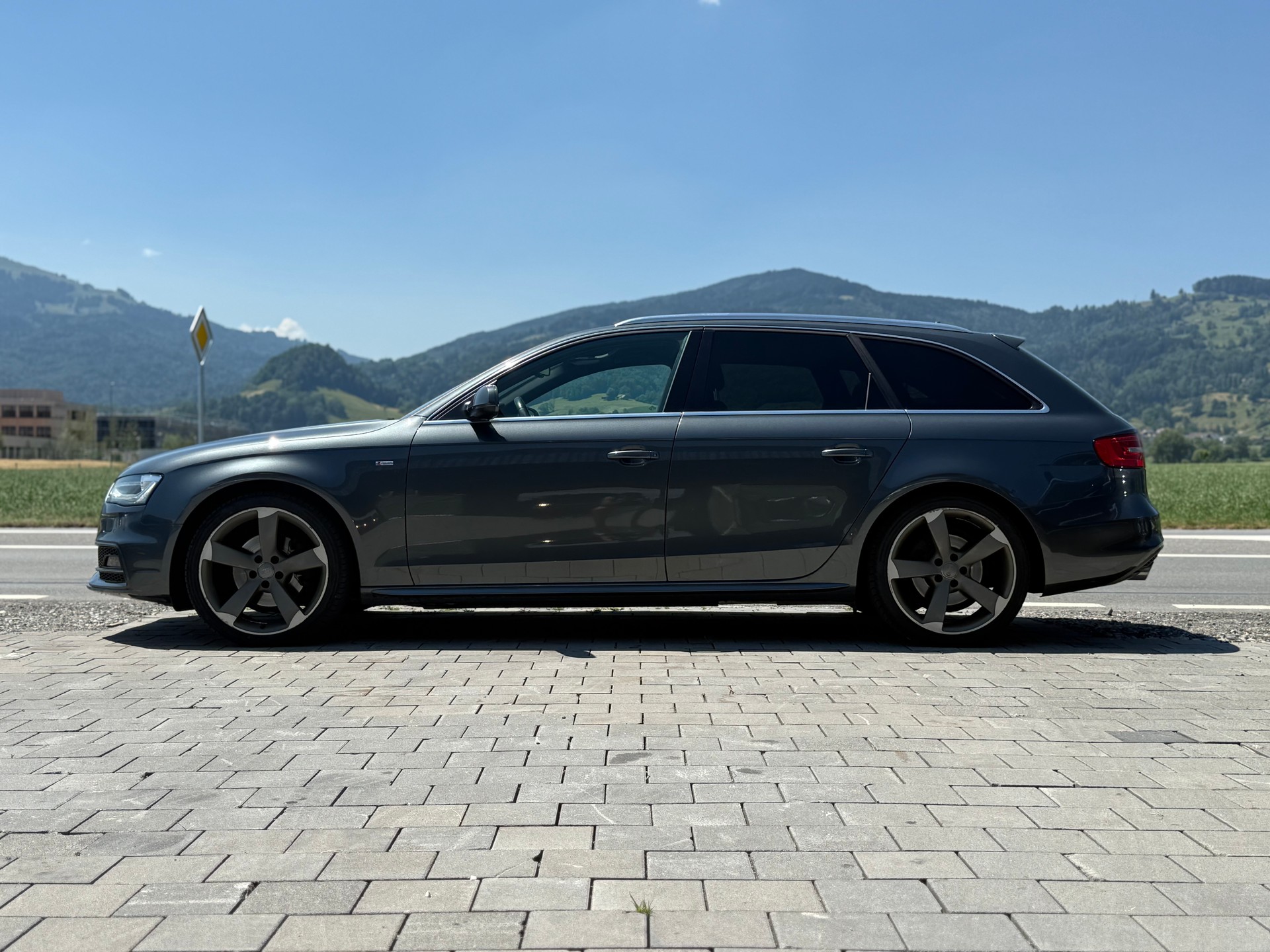 AUDI A4 Avant 2.0 TDI quattro S-tronic S-Line-image-3