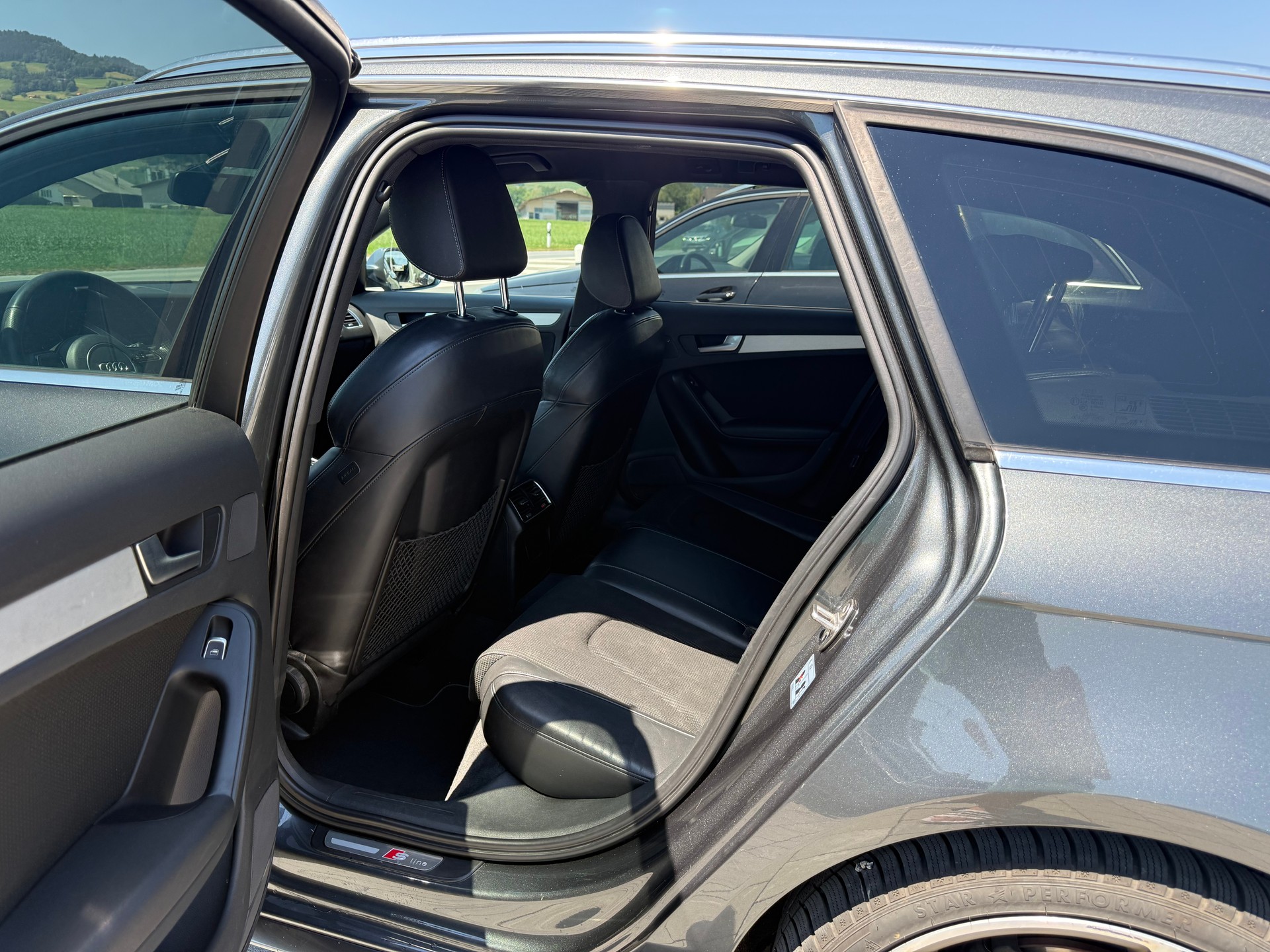 AUDI A4 Avant 2.0 TDI quattro S-tronic S-Line-image-15