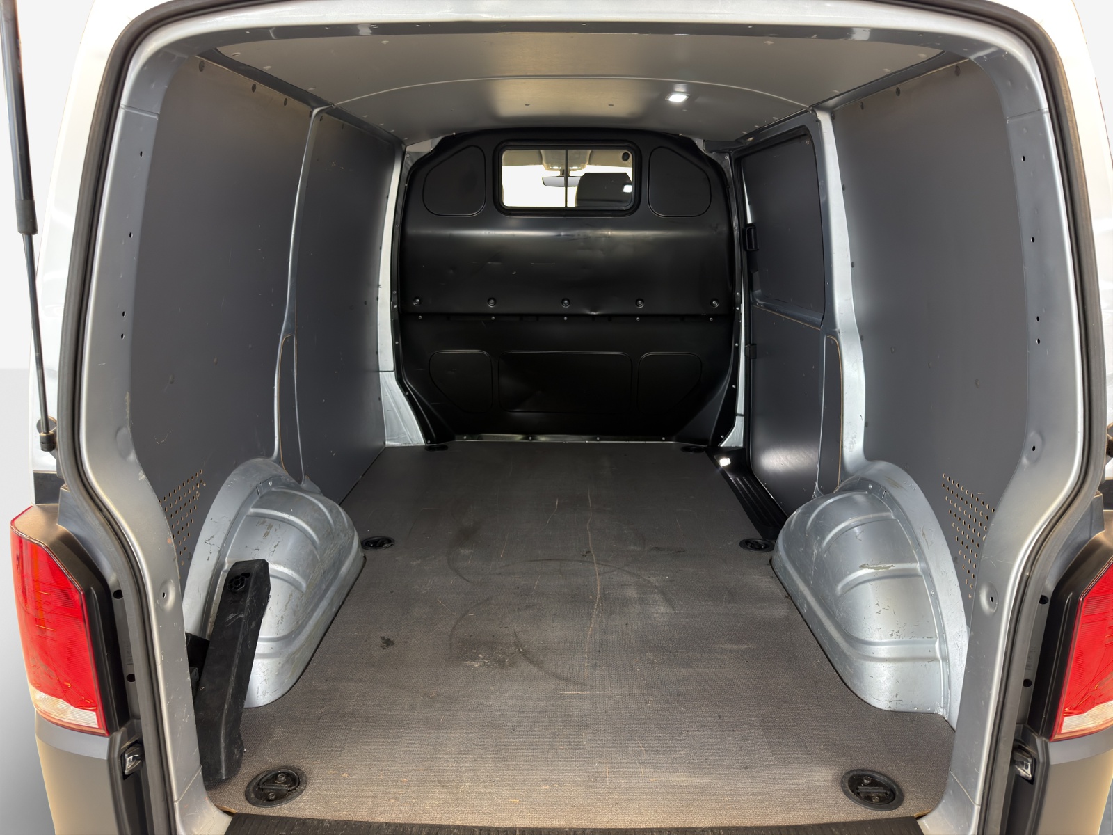 VW T6.1 2.0 TDI 4Motion DSG-image-12