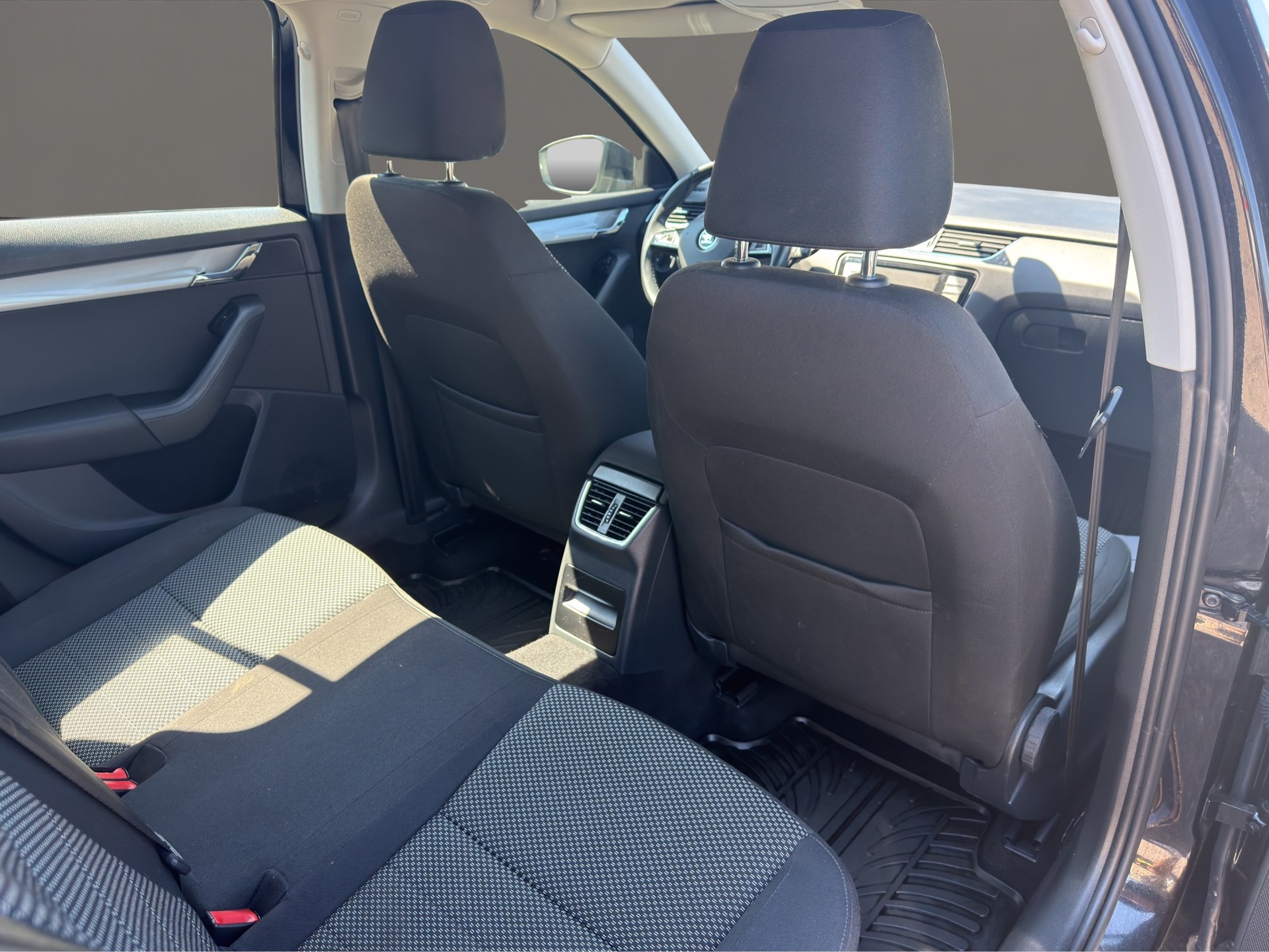 SKODA Octavia Combi 1.6 TDI Swiss Joy-image-13